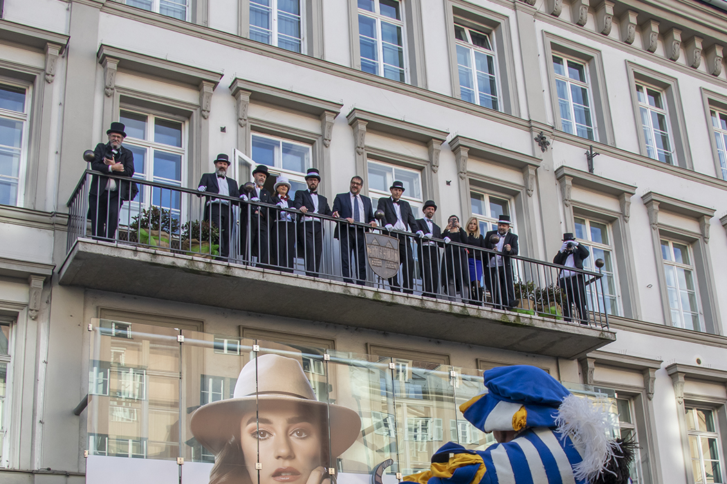 Eine besondere Ehre wurde heute dem Innsbrucker Vizebürgermeister Franz X. Gruber zuteil: Das Fasnachtskomitee des Telfer Schleicherlaufes machte in Begleitung der berittenen Herolde und den Gotl'n dem Vizebürgermeister seine Aufwartung. Grund dafür ist die nur alle fünf Jahre stattfindende Schleicherlauf in Telfs. Höhepunkt der Telfer Fasnacht ist der große Umzug am Sonntag, 2. Februar ab 11.00 Uhr. Nach der offiziellen Einladungsverkündung eines Herold lud Vizebürgermeister Gruber ins Rathaus, wo ihm die offizielle Plakette von Fasnachtsobmann und Telfs Bürgermeister Christian Härting überreicht wurde.