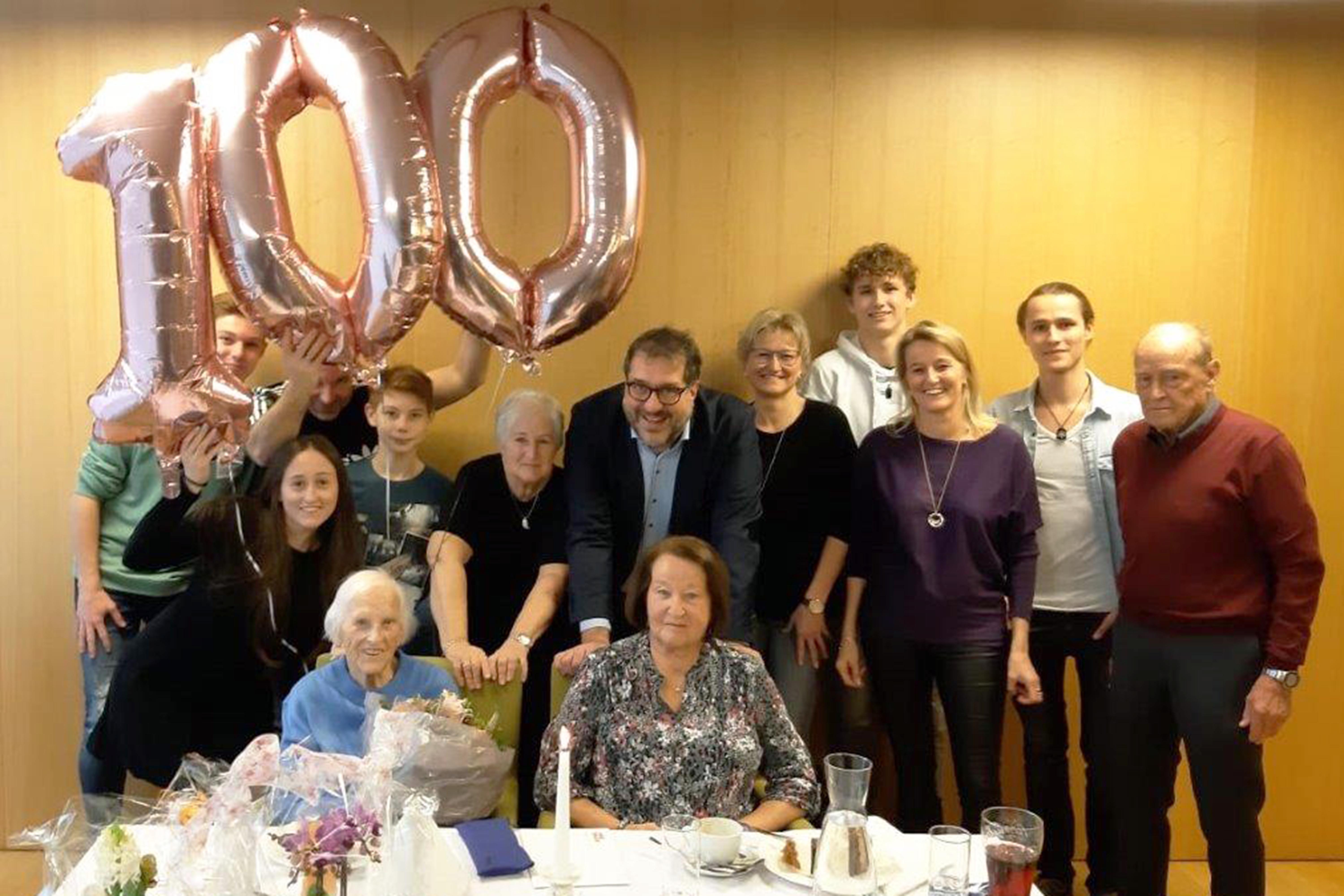 Im Kreise ihrer Familie feierte Ernestine Jandl ihren 100. Geburtstag, zu dem Vizebürgermeister Franz X. Gruber herzlich gratulierte.