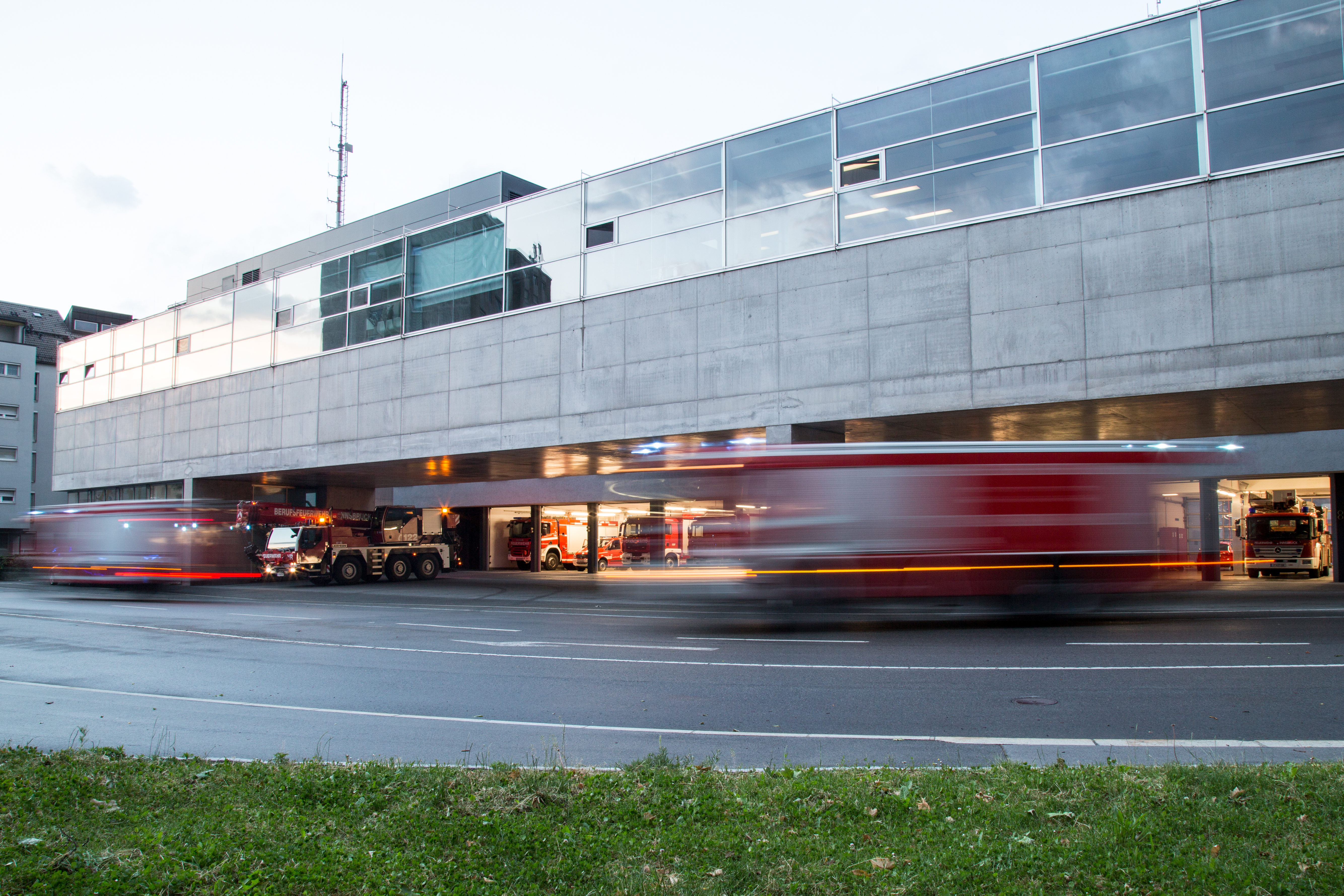 Mindestens 23 Feuerwehrleute sind rund um die Uhr auf der Hauptfeuerwache im Dienst.