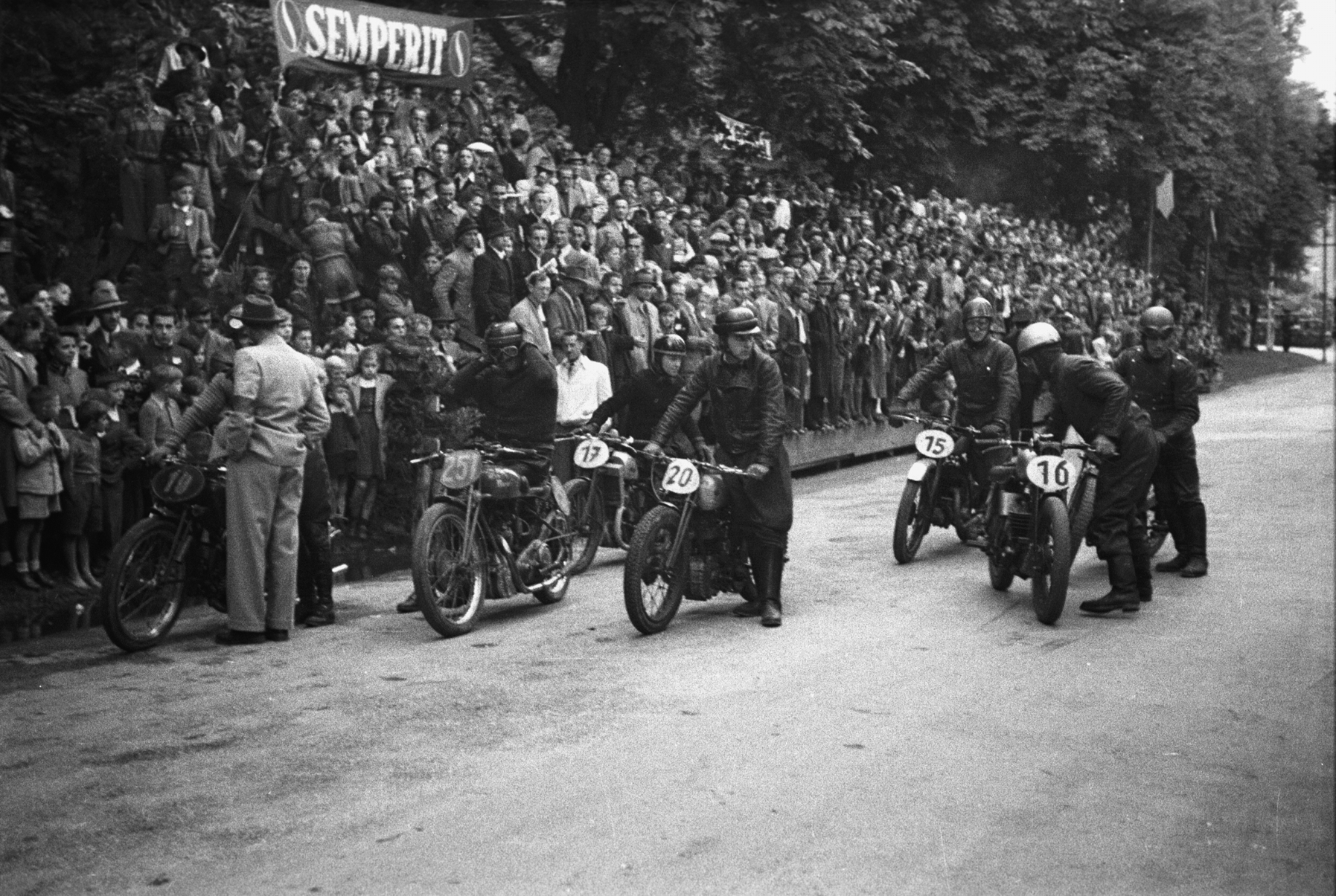 Das erste motorsportliche Ereignis nach dem Zweiten Weltkrieg fand am 12. Oktober 1947 statt. Mehr als 25.000 Motorsportfans verfolgten das Bergrennen entlang der 3,3 Kilometer langen Rennstrecke auf der Höttinger Höhenstraße zur Hungerburg mit. Der Innsbrucker Franz Graup fuhr auf seinem Puch-Motorrad mit 2 Minuten und 57 Sekunden in der Klasse der Motorräder bis 250 ccm Bestzeit. Ein Jahr später begeisterte die Innsbrucker Bevölkerung ein internationales Rundstreckenrennen für Automobile und Motorräder am „Saggenring“. Mehr als 65.000 ZuschauerInnen zeigten sich am 11. Juli 1948 bei diesem Cityrennen beeindruckt.