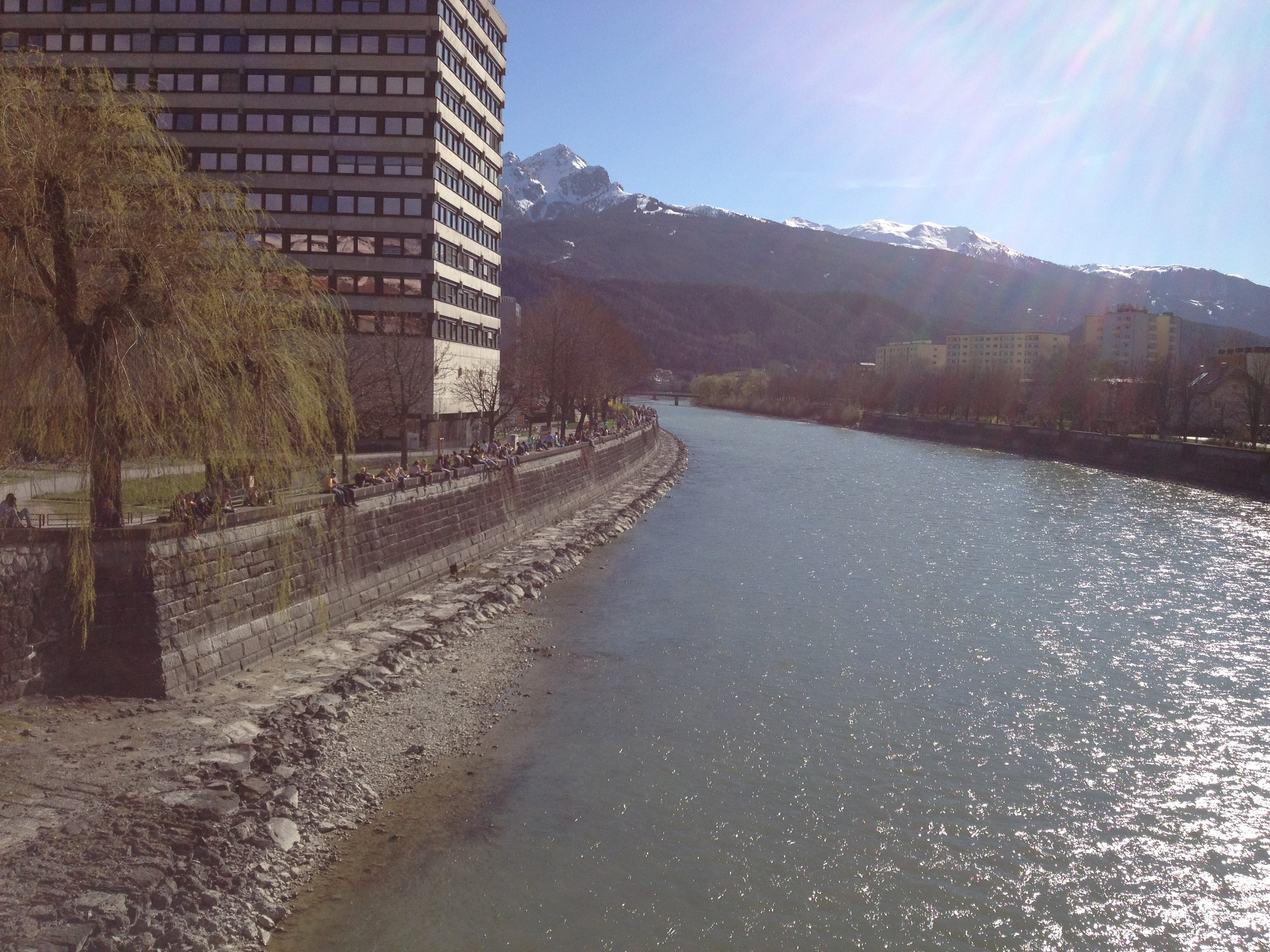 Nicht aus dem Stadtbild wegzudenken: Innsbrucks Studierende säumen in ihrer freien Zeit zwischen Vorlesungen und Seminaren das Innufer.