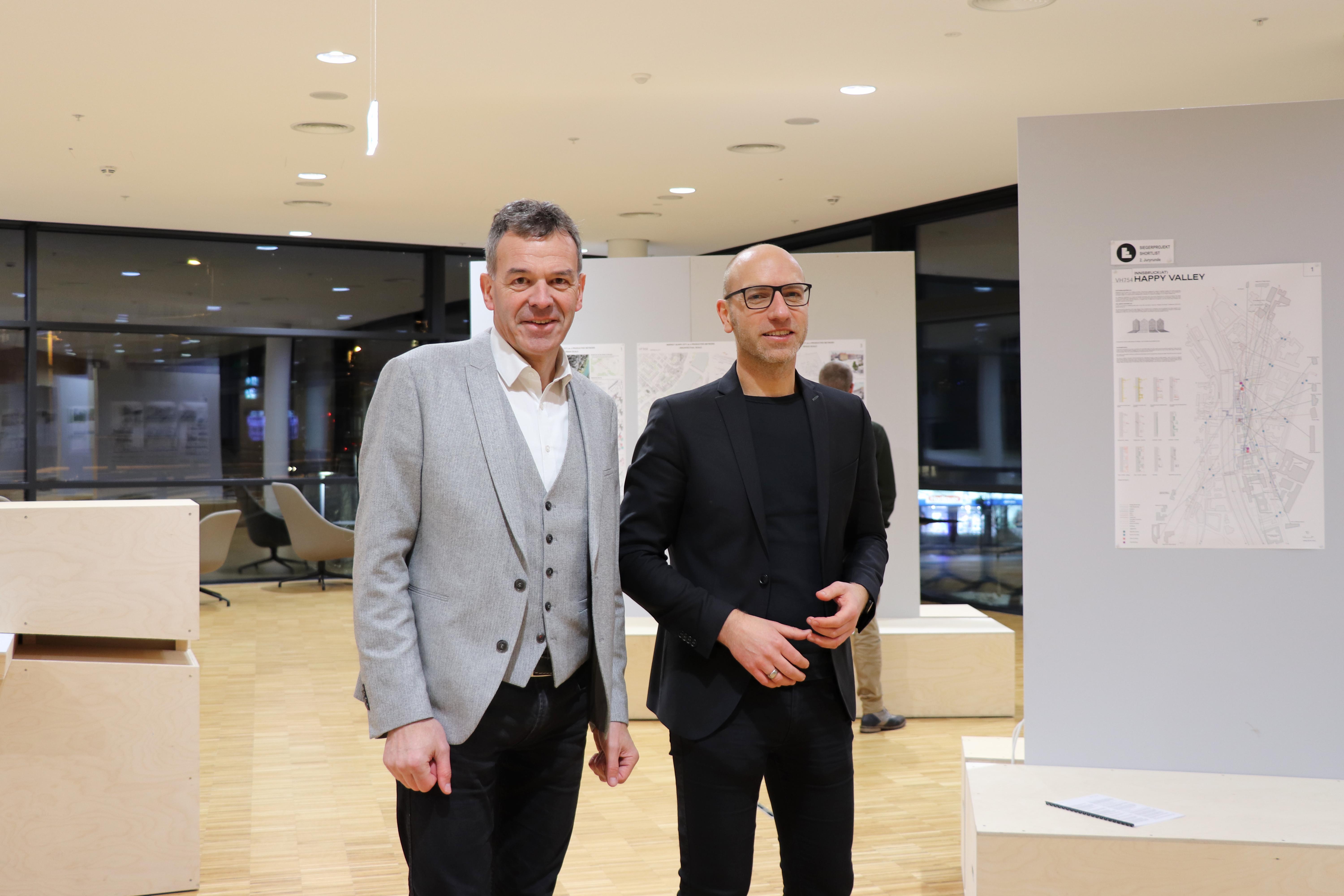 Unter dem Motto „Innsbruck an den Inn“ nahm die Stadt Innsbruck in Kooperation mit der Innsbrucker Immobiliengesellschaft (IIG) als Standortpartnerin am international ausgeschriebenen Ideenwettbewerb EUROPAN15 teil. Nachdem nun die beiden Siegerprojekte feststehen, fand im „Raum für Stadtentwicklung“ in der Innsbrucker Stadtbibliothek eine Informationsveranstaltung statt. Während Bürgermeister Georg Willi (l.) die knapp 50 Interessierten begrüßte, informierte Amtsvorstand Wolfgang Andexlinger (Stadtplanung, Stadtentwicklung und Integration) im Anschluss über den Ideenwettbewerb EUROPAN15 und stellte die beiden Siegerprojekte vor. Die insgesamt sechs Finalrundenprojekte sind noch bis Samstag, 15. Februar, im „Raum für Stadtentwicklung“ ausgestellt.