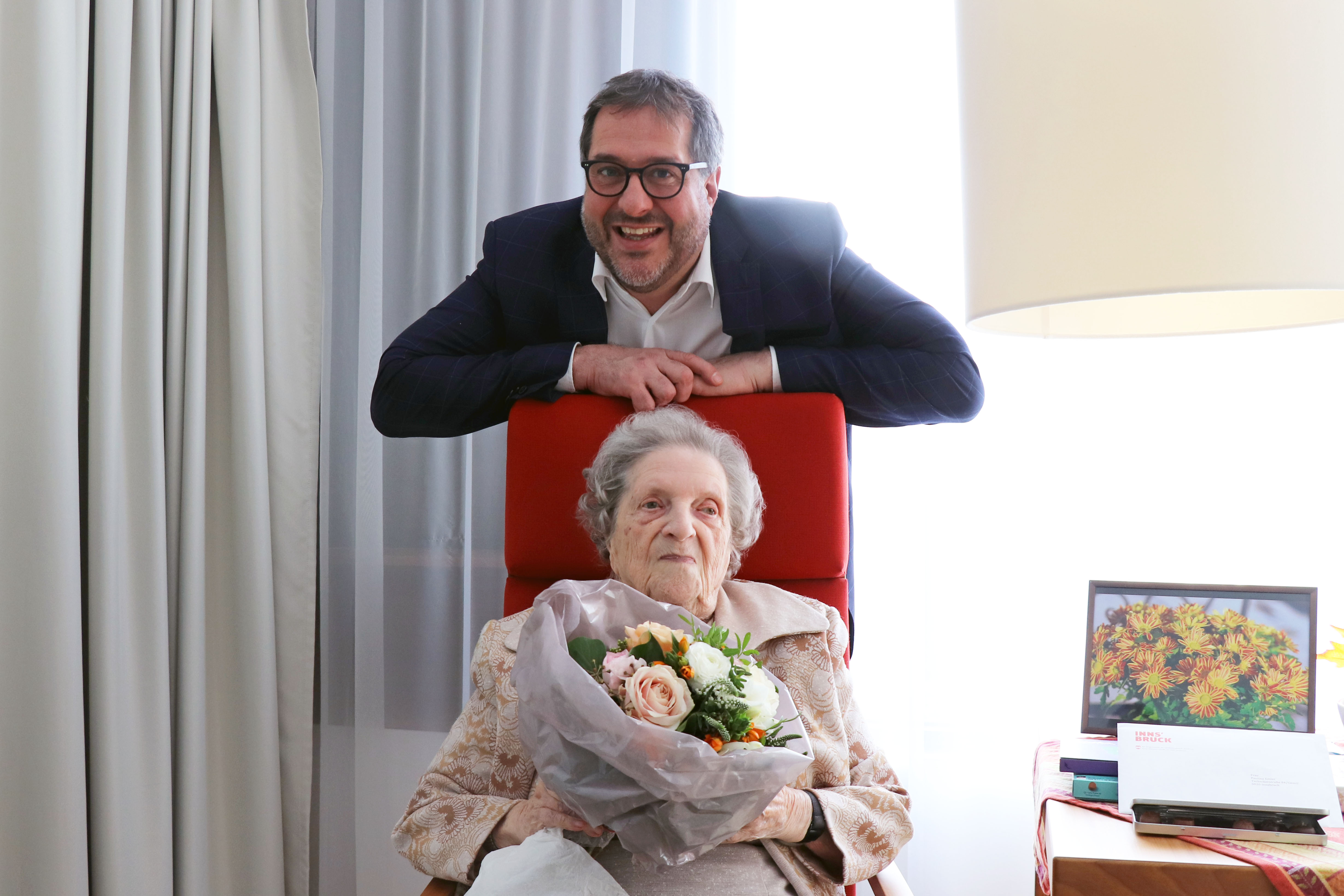 Vizebürgermeister Franz X. Gruber gratulierte Pauline Emler herzlich zu ihrem dreistelligen Geburtstag.