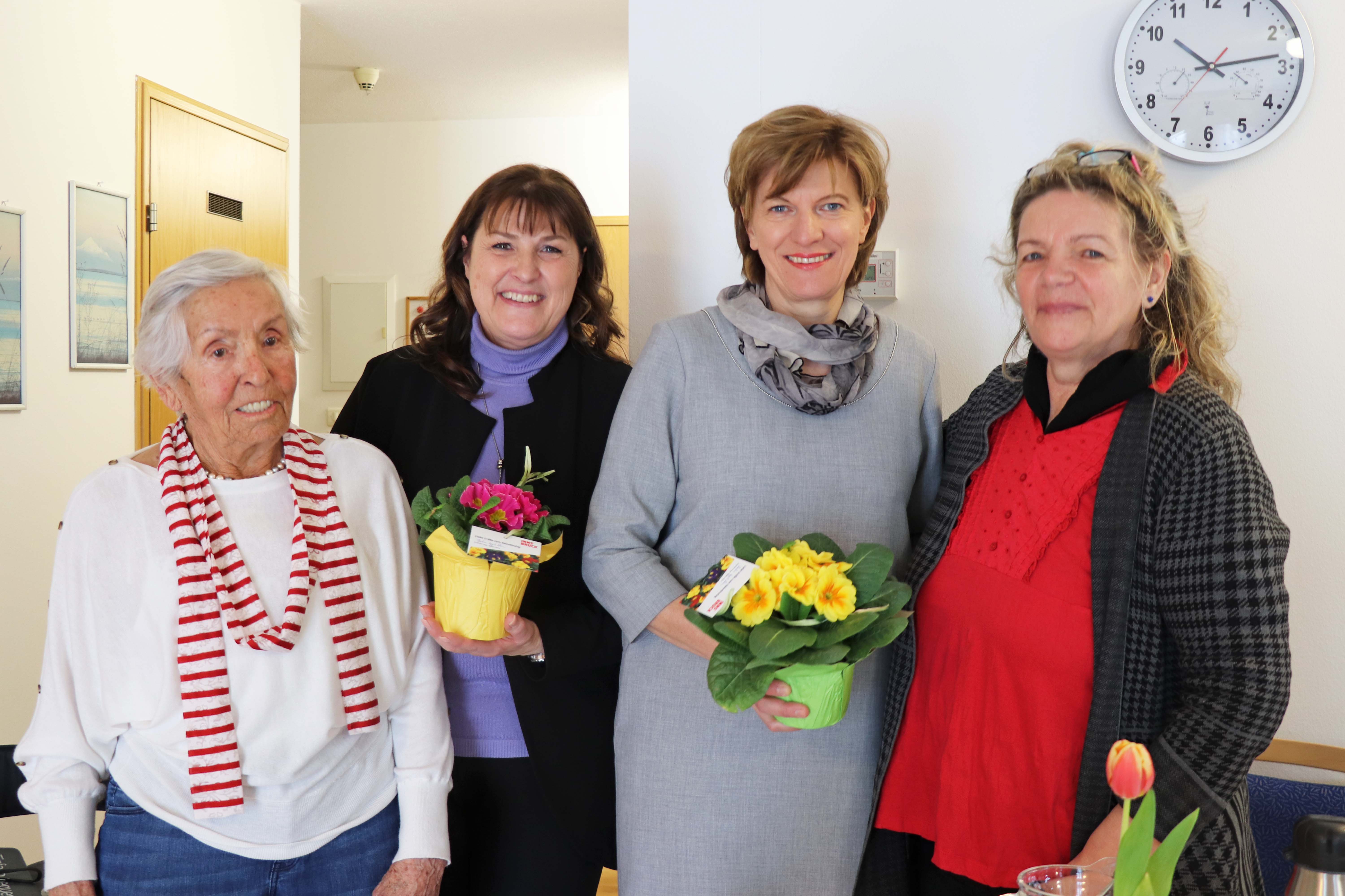 Die Valentinsgrüße von Stadträtin Christine Oppitz-Plörer (2. v. r.) bereiteten den Bewohnerinnen sowie Christine Kurz (Bereichsleitung der Seniorenwohnanlagen, ISD, 2. v. l.) sichtlich Freude.