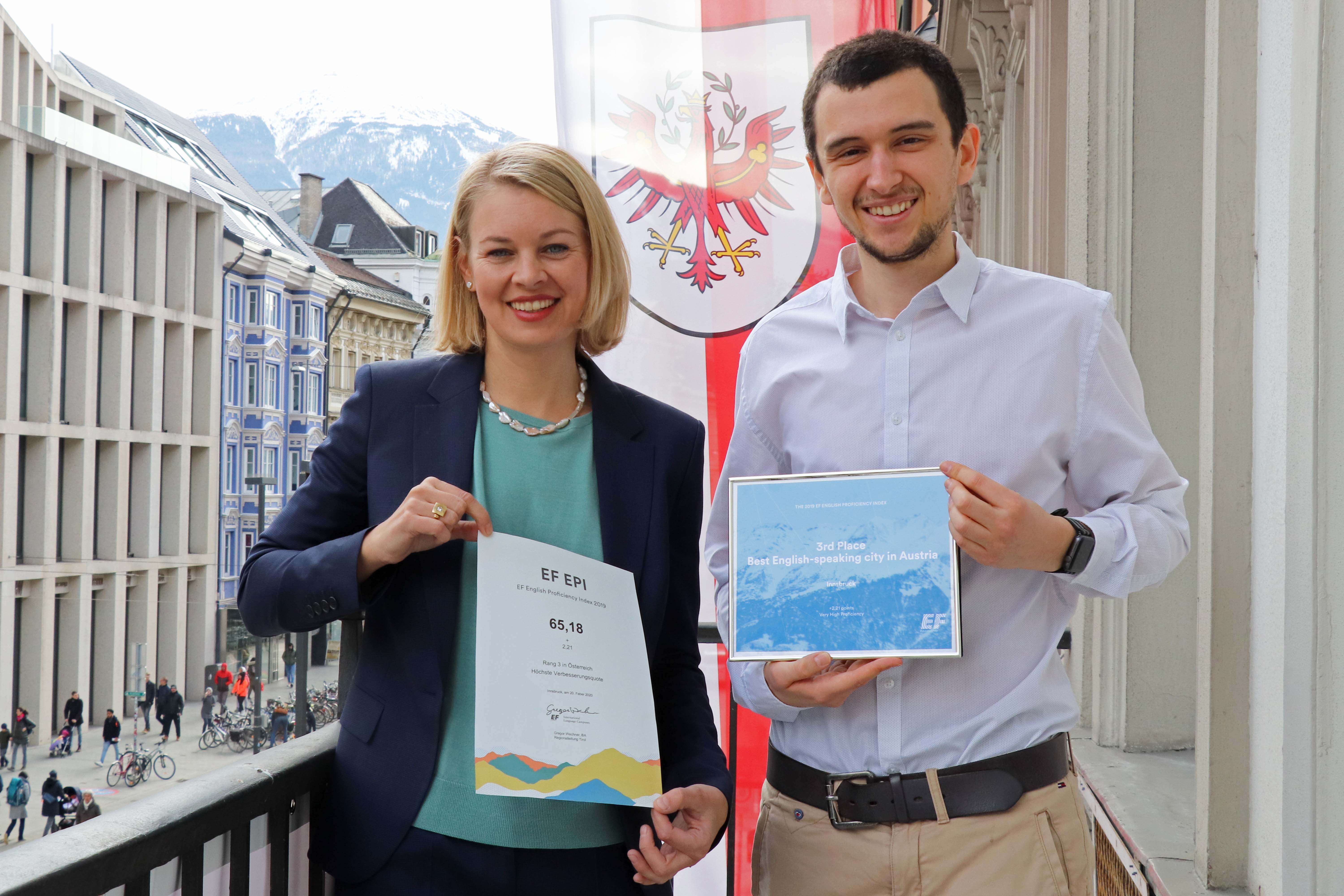 "EF Education First" ist ein internationales Bildungsunternehmen, das auf Sprachen, akademische Leistungen und kulturellen Austausch spezialisiert ist. Als Sprachreisenanbieter wird SchülerInnen aber auch (berufstätigen) Erwachsenen die Möglichkeit geboten, Sprachen vor Ort zu lernen. In einem kürzlich von EF durchgeführten Englischtest erzielte Innsbruck im österreichweiten Vergleich die höchste Verbesserungsquote und belegt derzeit den dritten Platz. Aus diesem Grund überreichte Gregor Wechner, EF-Regionalverantwortlicher für Tirol, eine Urkunde an Stadträtin Elisabeth Mayr, die sich über das Ergebnis sichtlich begeistert zeigte.
