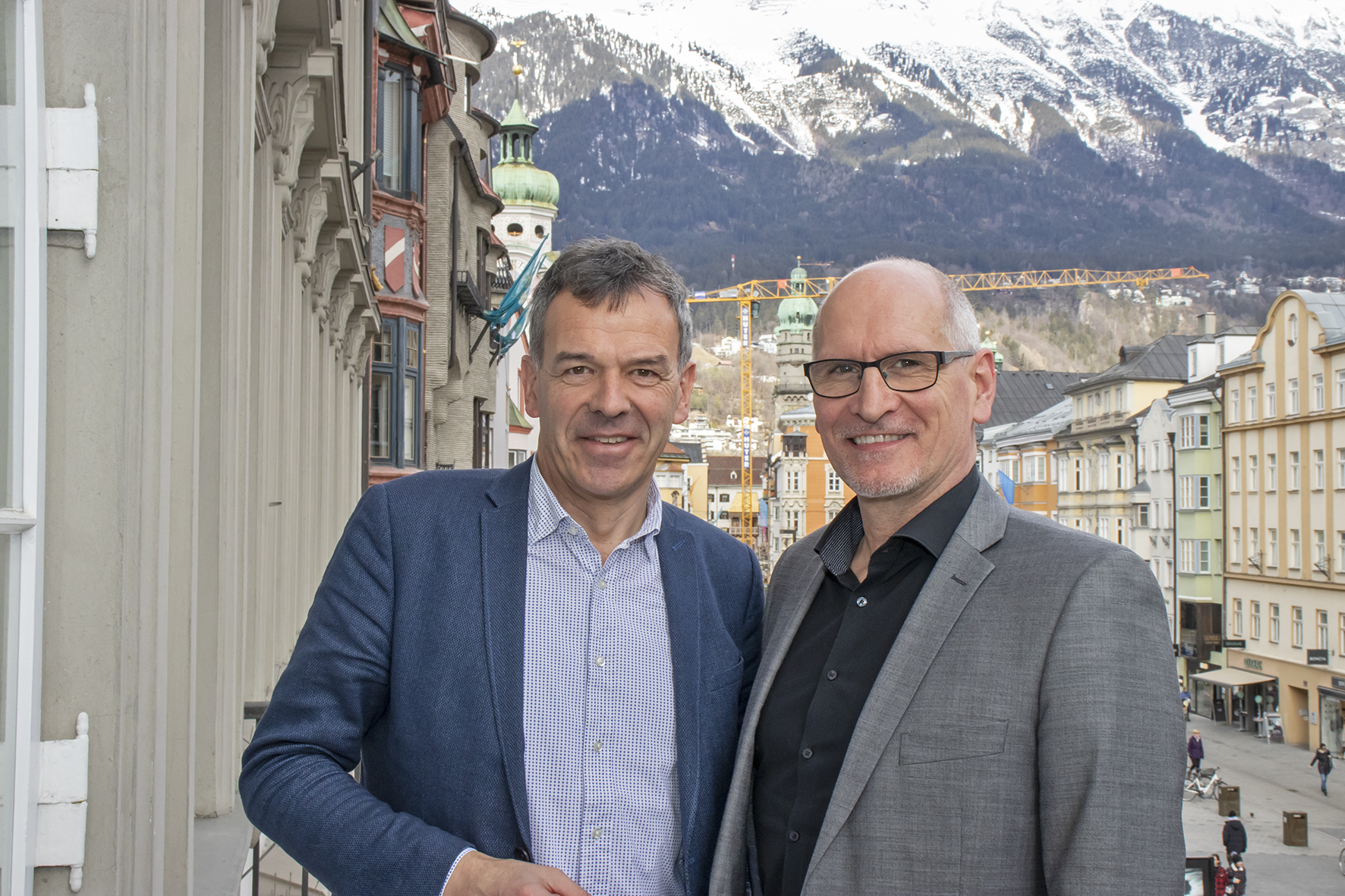Bürgermeister Georg Willi begrüßte in seinen Amtsräumlichkeiten kürzlich den neuen Landespolizeidirektor für Tirol, Hofrat Dr. Edelbert Kohler. Dabei tauschten sie sich über aktuelle Themen aus. Kohler übernahm ab Jänner 2020 dieses Amt vom langjährigen Landespolizeidirektor Helmut Tomac, der als neuer Generalsekretär ins Innenministerium nach Wien wechselte. Kohler begann seine Polizeilaufbahn 1981 in Innsbruck. In den 1990er-Jahren arbeitete er in Vorarlberg und Salzburg. 1998 kehrte er als Leiter des Referats Fremdenpolizei- und Grenzkontrollangelegenheiten nach Tirol zurück und schloss im Folgejahr seinen Doktor der Rechtswissenschaften ab. 2003 wurde er Abteilungsleiter der Sicherheits- und Kriminalpolizeilichen Abteilung, ab 2009 leitete er zusätzlich das Landesamt für Verfassungsschutz und Terrorismusbekämpfung. Seit 2012 war der gebürtige Vorarlberger Landespolizeidirektor-Stellvertreter für Tirol.