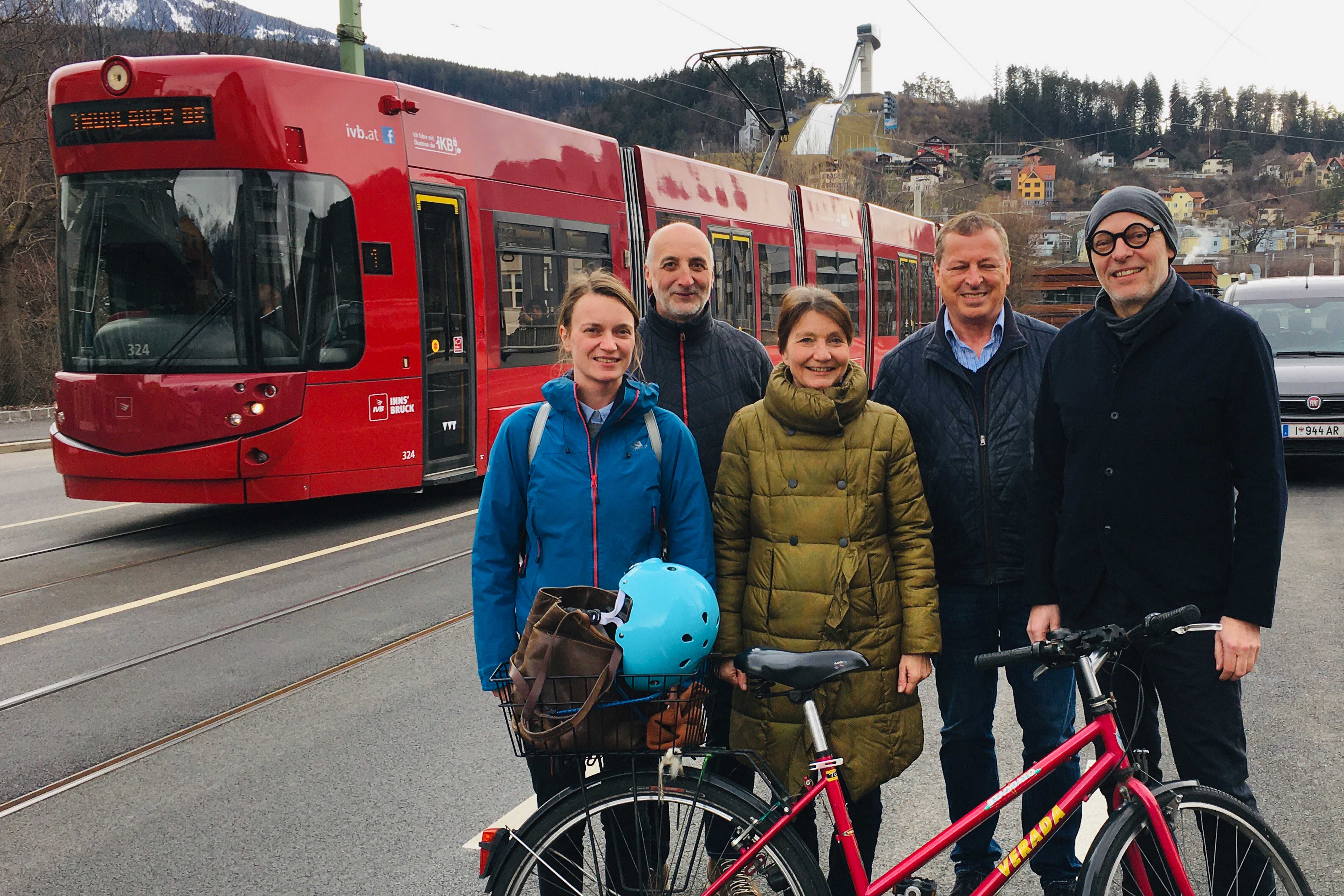 Freuen sich über die neuen Spuren für Öffis und Fahrräder (v.l.): Teresa Kallsperger und Christian Schoder (Fuß- und Radkoordination), Vizebürgermeisterin Uschi Schwarzl, Gemeinderat Helmut Buchacher (Mitglied im Mobilitätsausschuss) und IVB-Geschäftsführer Martin Baltes