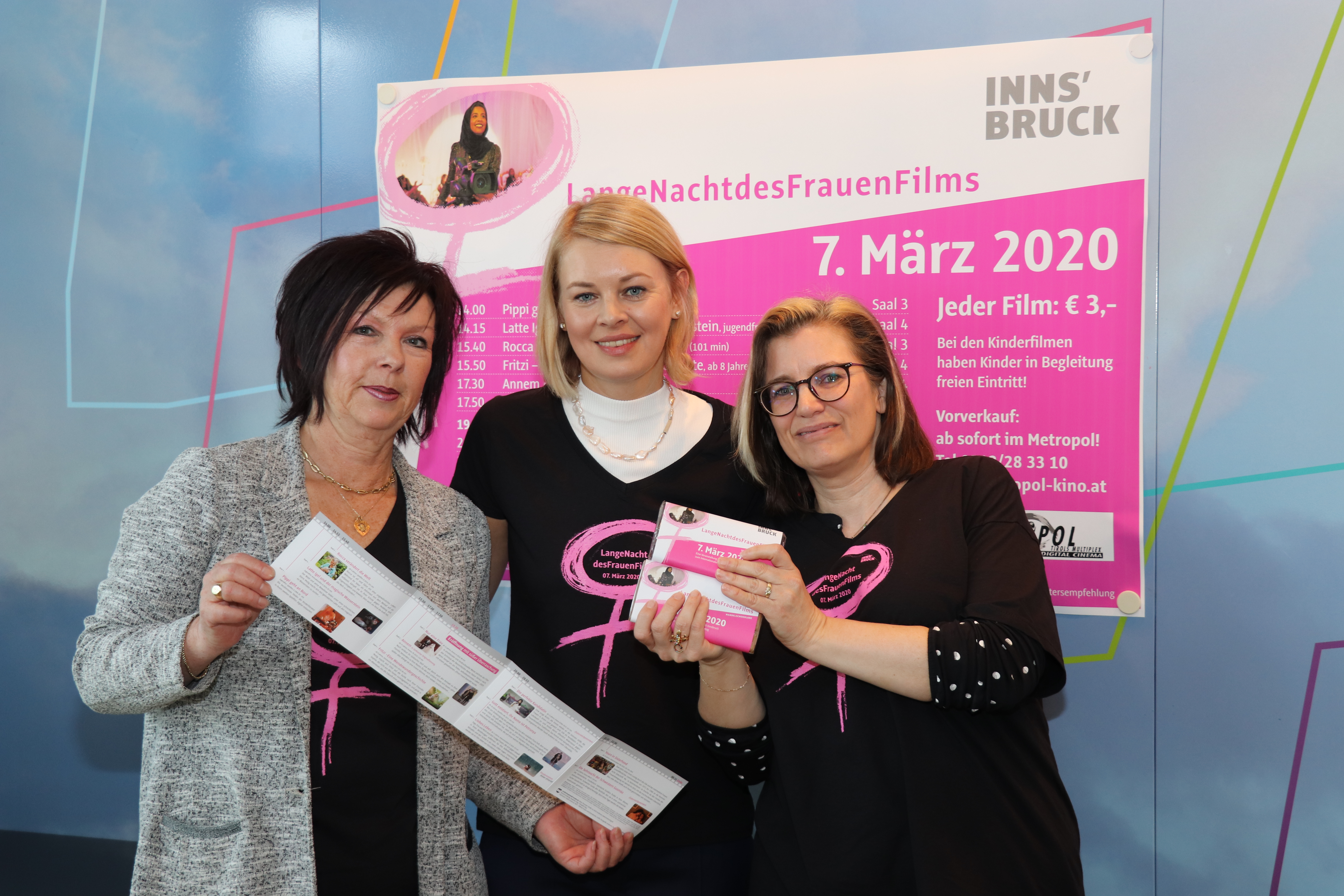 Am 7. März rücken elf ausgewählte Filme starke und mutige Frauen in den Fokus: Stadträtin Elisabeth Mayr (Mitte) präsentierte gemeinsam mit Uschi Klee (Referat Frauen und Generationen, li.) und Patrizia Hueber (Metropol Kino, re.) das Programm der “LangenNachtdesFrauenfilms 2020”.