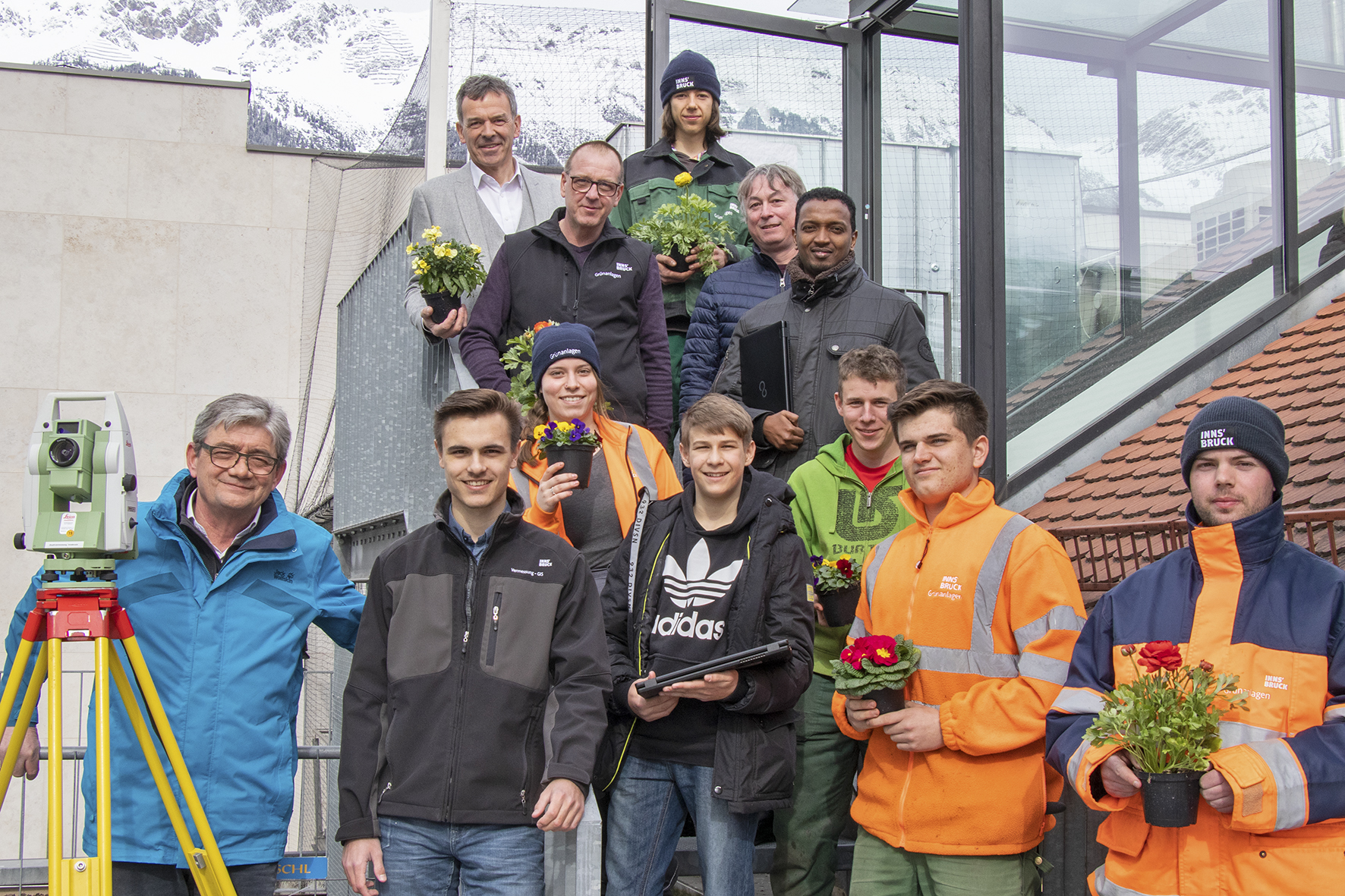 Bürgermeister Georg Willi gratulierte gemeinsam mit den Ausbildnern den städtischen Lehrlingen der Lehrberufe Informationstechnologie und Kommunikationstechnik, Garten- und Grünflächengestaltung sowie Vermessungstechnik zum Zeugnis. Vom "Ausgezeichneten Erfolg" bis "Berechtigt zum Aufstieg" ist alles dabei. Als Anerkennung für ihre Leistung erhielten die jungen MitarbeiterInnen der Stadt Innsbruck eine Wintermütze sowie eine Schokolade. Seit 2016 darf sich der Stadtmagistrat „Ausgezeichneter Tiroler Lehrbetrieb“ nennen. Es handelt sich dabei um eine Auszeichnung des Landes für Tiroler Unternehmen, die sich in besonderer Art und Weise um ihre Lehrlinge bemühen. Von diesem ausgezeichneten städtischen Lehrlingskonzept profitieren zurzeit 30 Auszubildende im Alter von 15 bis 30 Jahren. Mehr Informationen zur Lehre bei der Stadt finden sich im entsprechenden Folder: https://www.innsbruck.gv.at/data.cfm?vpath=redaktion/ma_i/personalwesen/dokumente5/22_03_2019_lehrlingsfolder
