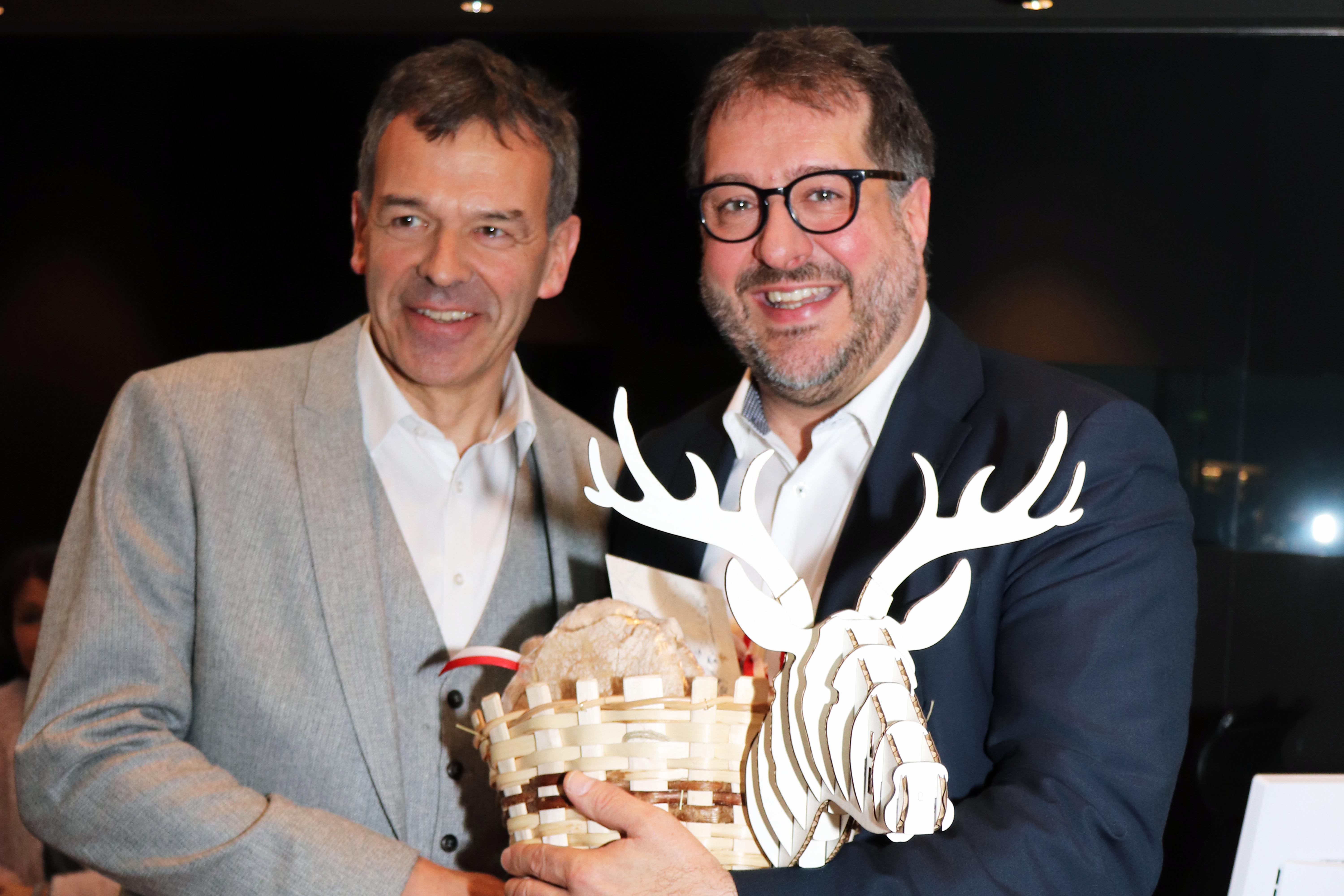 Am 27. Februar verabschiedete der Gemeinderat den bisherigen Vizebürgermeister Franz Xaver Gruber. Diesem gehörte er seit dem Jahr 2000 als Ersatz und ab 2006 als Mitglied an. Seit 2010 war Gruber Mitglied des Stadtsenates als Stadtrat und Vizebürgermeister. Bürgermeister Willi übergab als Abschiedsgeschenk einen Korb mit Wildprodukten und einem Ehrenabschuss in der Höttinger Jagd. Gruber war zuständig für die Ressorts Soziales und Pflege, Kinder- und Jugendhilfe, Gesundheit, Markt- und Veterinärwesen, Sicherheit und die Feuerwehr sowie den Tourismus, Wald und Natur und wechselt nun in die Privatwirtschaft.