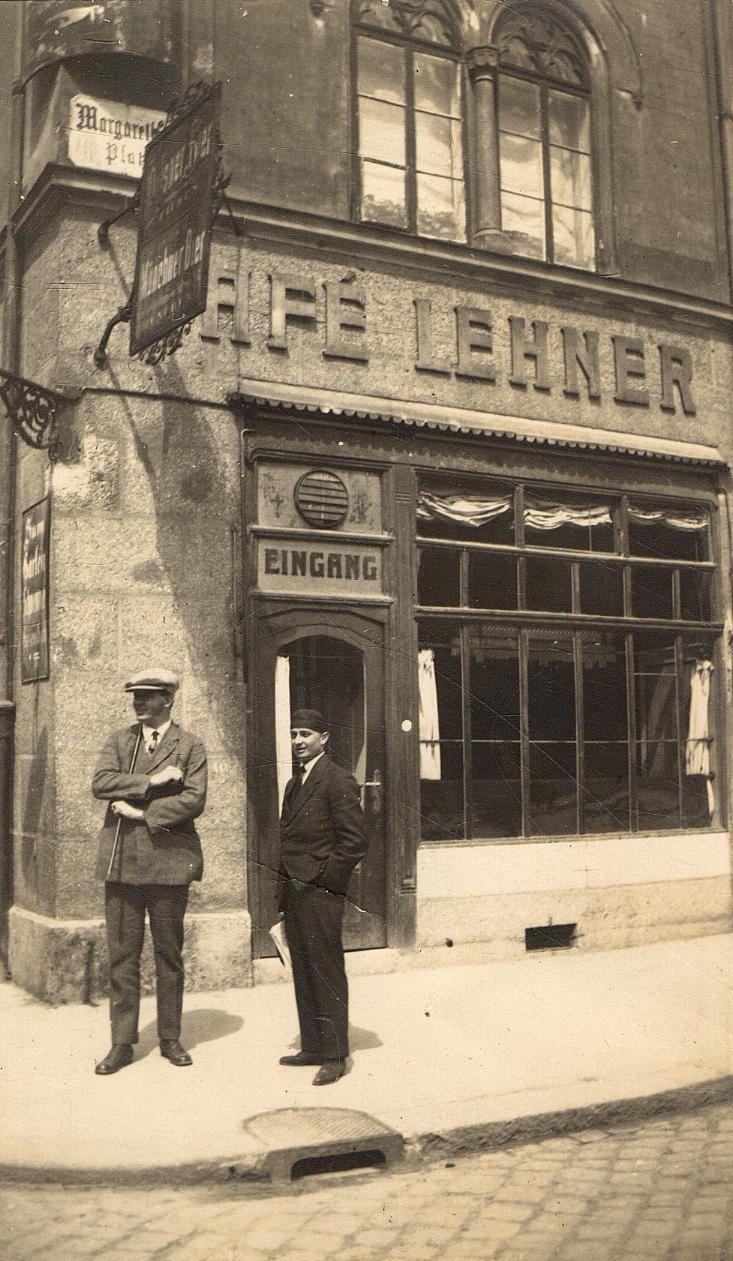 Das „Cafe Lehner“ nach heutigen Bezeichnungen Ecke Meraner Straße und Bozner Platz war ein bekannter Treffpunkt für Schwarzhändler. Hier um 1910.