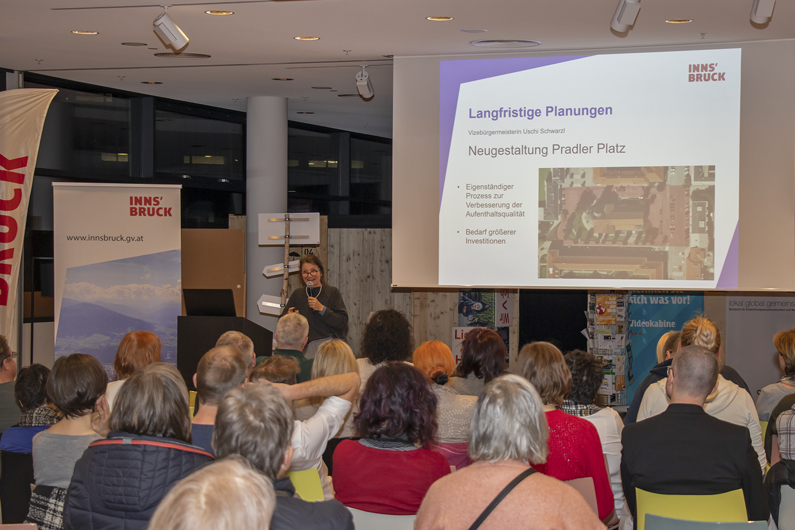 Zahlreiche Interessierte versammelten sich in der Stadtbibliothek zur Schlussveranstaltung des Beteiligungsprozesses in Pradl.