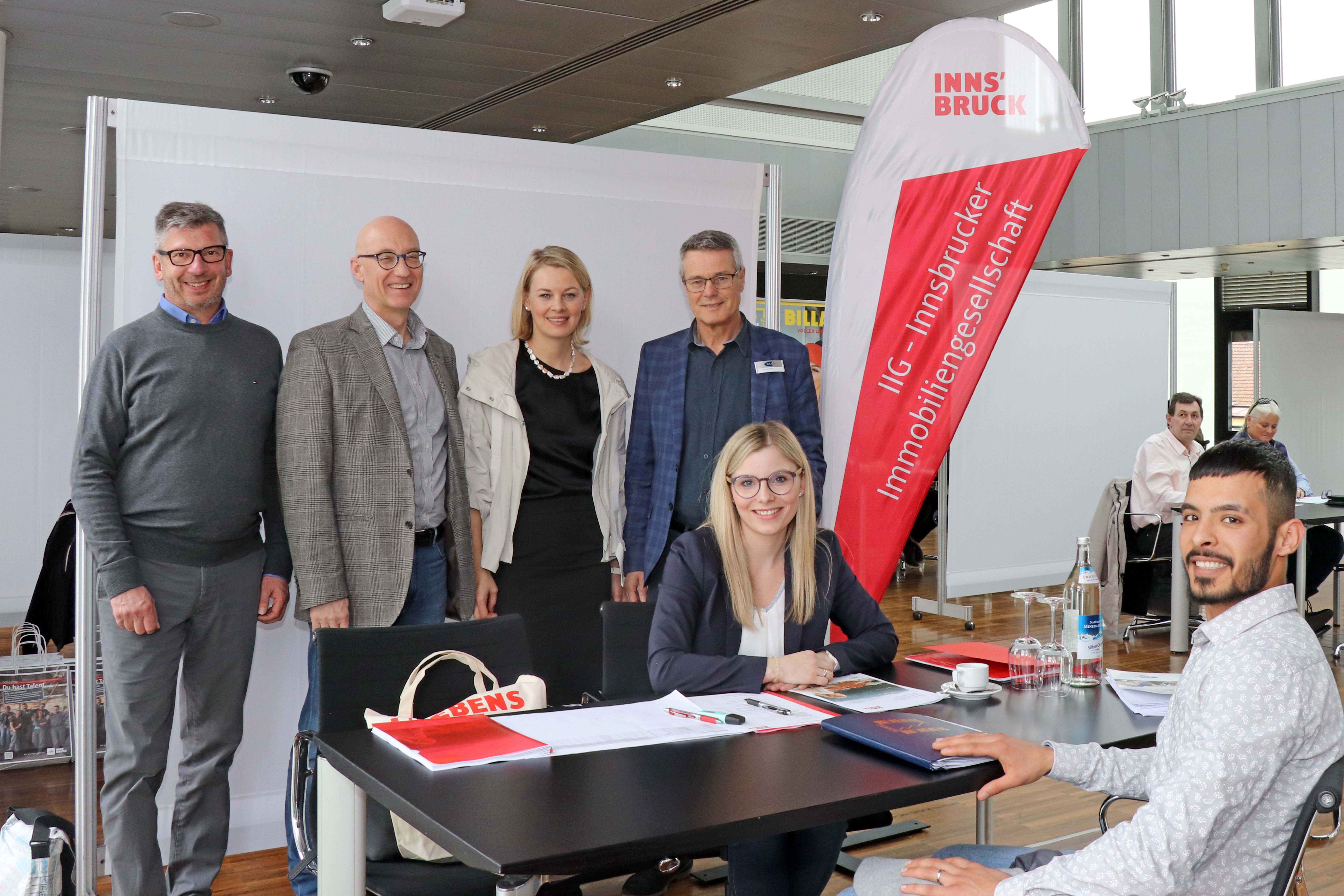 Auch am Stand der IIG, die heuer zum ersten Mal mit dabei war, wurden Asylberechtigte informiert. Über das rege Interesse freuten sich (v.l.) Hannes Riedl ("itworks"), Hannes Gstir (Leitung Bereich Integration, Land Tirol), Stadträtin Elisabeth Mayr und Anton Kern (Geschäftsführung AMS-Tirol).