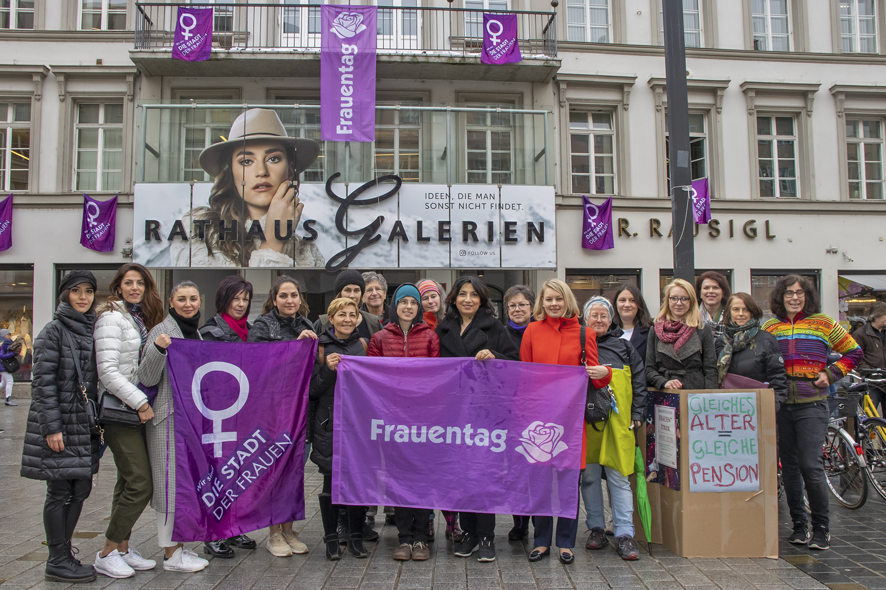 Die Frauen’vernetzung, ein Bündnis von Organisationen, Vereinen, Projekten und Einzelpersonen, die sich feministisch engagieren, riefen am 9. März zum feministischen Frauenstreik in der Maria-Theresien-Straße auf. Zahlreiche Infostände, unterschiedliche Redebeiträge, Gesprächsrunden und Leseecken bieten ausreichend Gelegenheit, sich zu informieren und auszutauschen. Filmvorführungen, Konzerte und Performances runden das Angebot ab. Auch Frauenstadträtin Elisabeth Mayr (7. v. r.), Nationalratsabgeordnete Selma Yildirim (9. v. r.), Referatsleiterin für Frauen und Generationen Uschi Klee (4. v. l.), Gleichbehandlungsbeauftrage Monika Erharter (8. v. l.) sowie VetreterInnen unterschiedlicher Frauenorganisationen waren beim Frauen*streik vor Ort. 
Nähere Details unter: www.frauenvernetzung.tirol