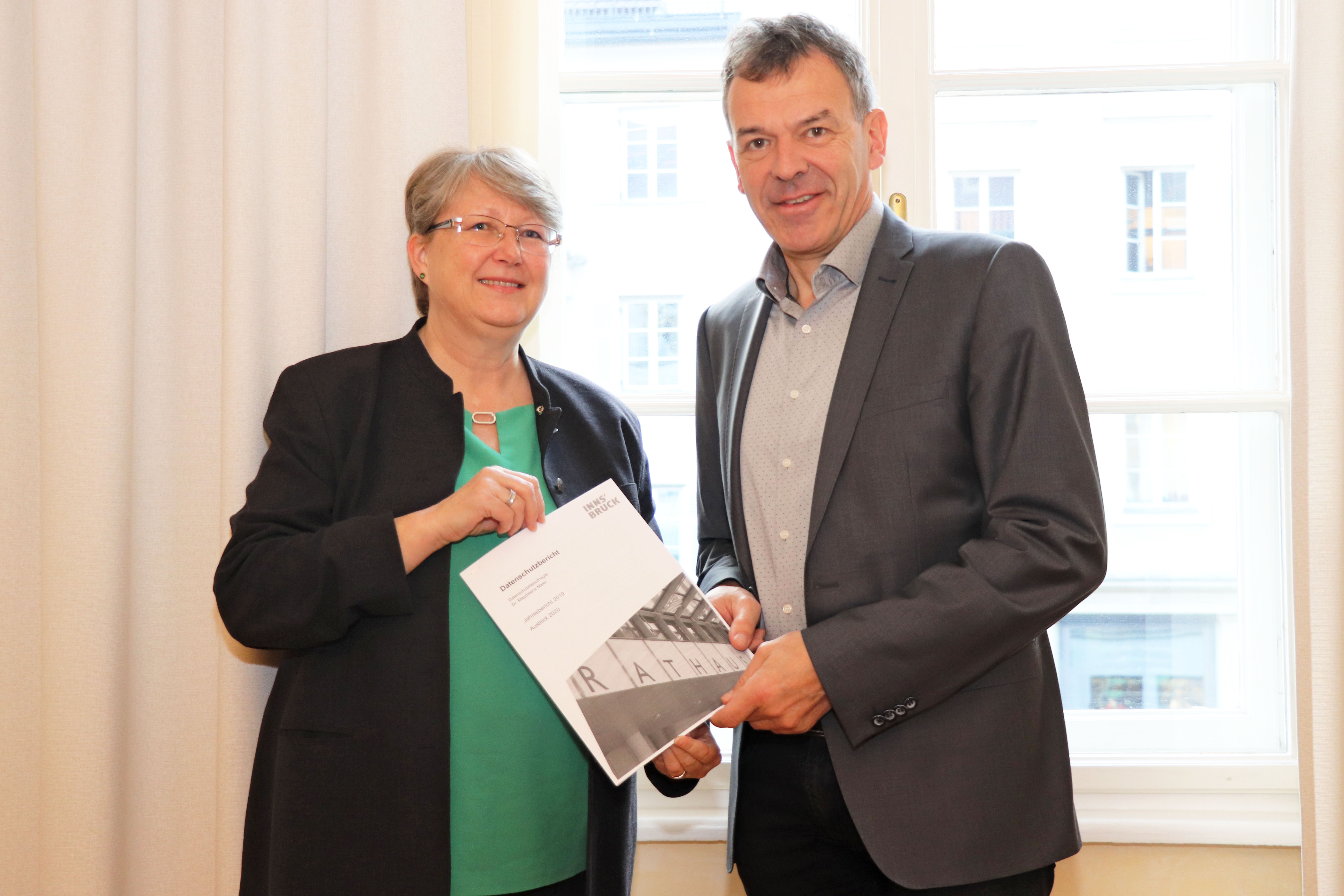 Der jährliche interne Datenschutzbericht fasst die der Tätigkeiten zum Schutz von personenbezogenen Daten im vergangenen Jahr zusammen und zusätzlich findet sich dort auch ein Ausblick in die Zukunft. Der Bericht wurde von der Datenschutzbeauftragten der Stadt Innsbruck, Magdalena Maier, an Bürgermeister Georg Willi überreicht und zeigt den Stand des betrieblichen Datenschutzes im Stadtmagistrat Innsbruck auf.
