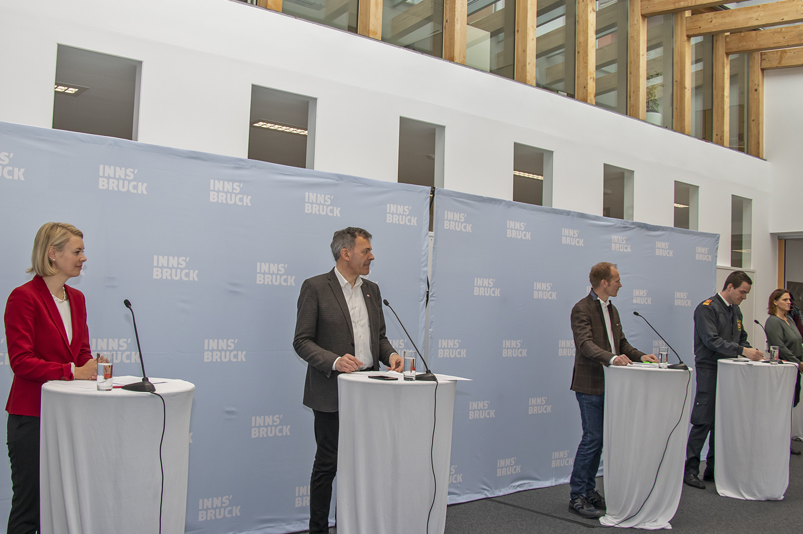 Der städtische Führungsstab vom Lagezentrum Magistrat rund um (v. l.) Stadträtin Elisabeth Mayr, Bürgermeister Georg Willi,  Vizebürgermeister Johannes Anzengruber und Leiter des Lagezentrums, Branddirektor Helmut Hager, nahmen Stellung zu den Maßnahmen in Innsbruck.