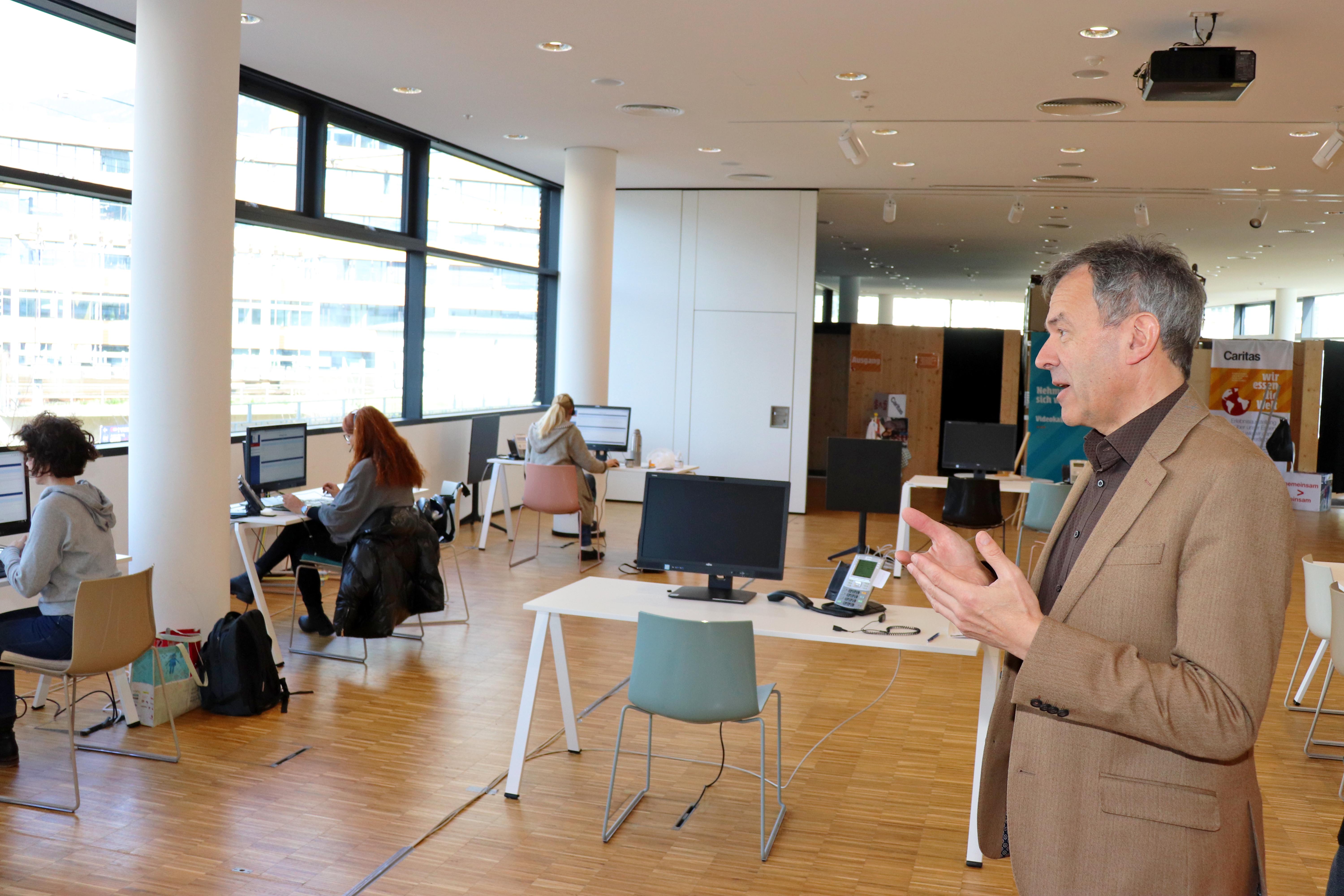 Bürgermeister Georg Willi machte sich ein Bild von den neu eingerichteten Arbeitsplätzen.