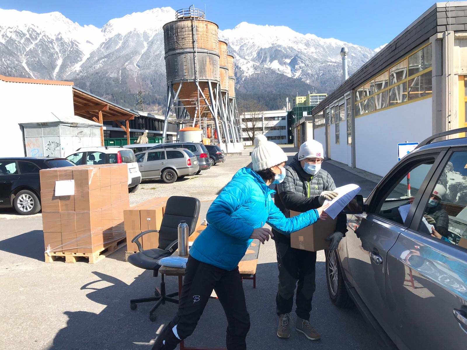 Die Ausgabe des Schutzmaterials in der Trientlgasse erfolgt ohne Kontakt und Menschenansammlung: Die AbholerInnen bleiben im Auto sitzen, die MitarbeiterInnen arbeiten selbstverständlich mit Schutzmaske.