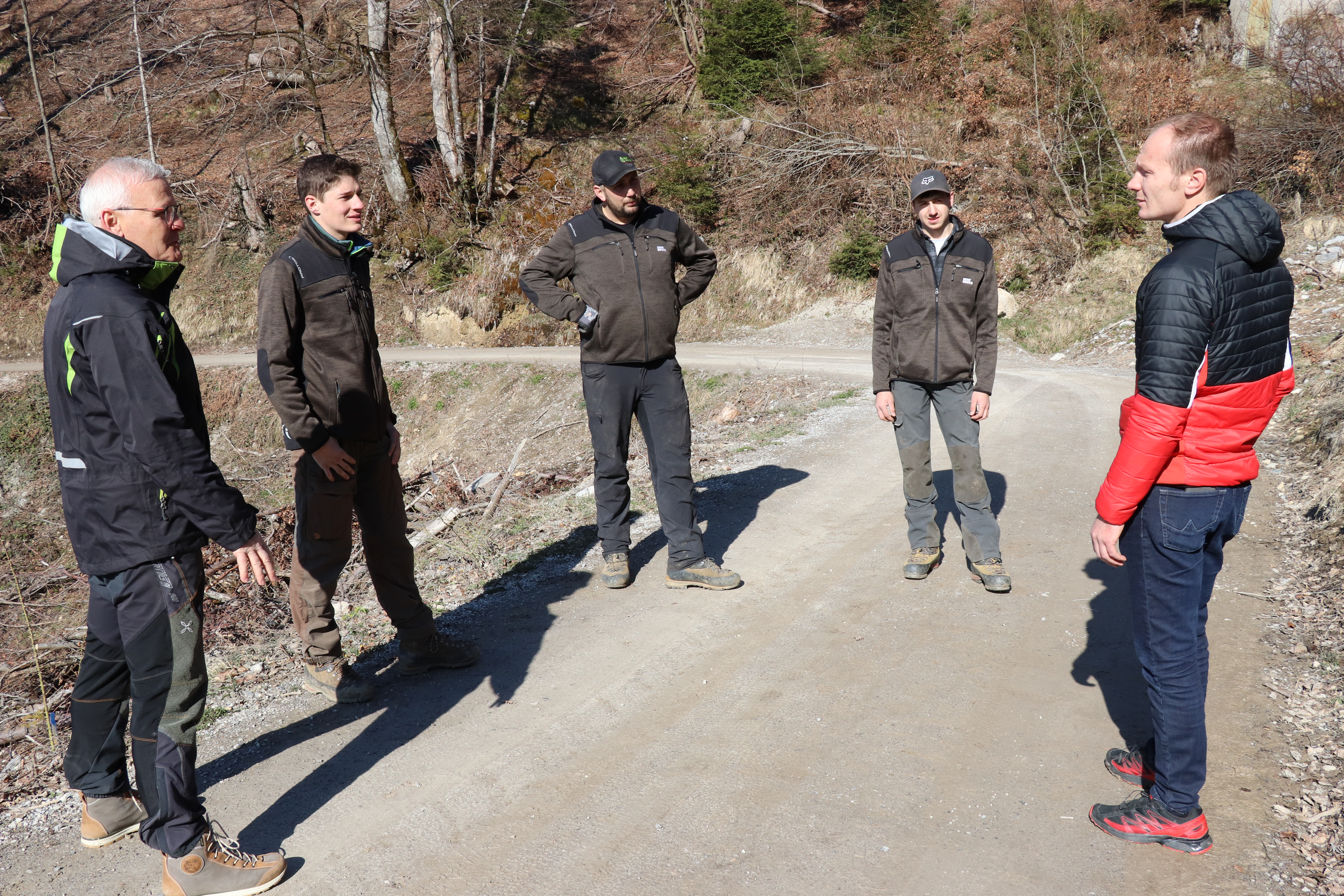 Vizebürgermeister Anzengruber (r.), Waldaufseher Wolfgang Huber (l.) und Mitarbeiter des Amtes Wald und Natur bei der Wiederaufforstung im Bereich der Arzler Alm.