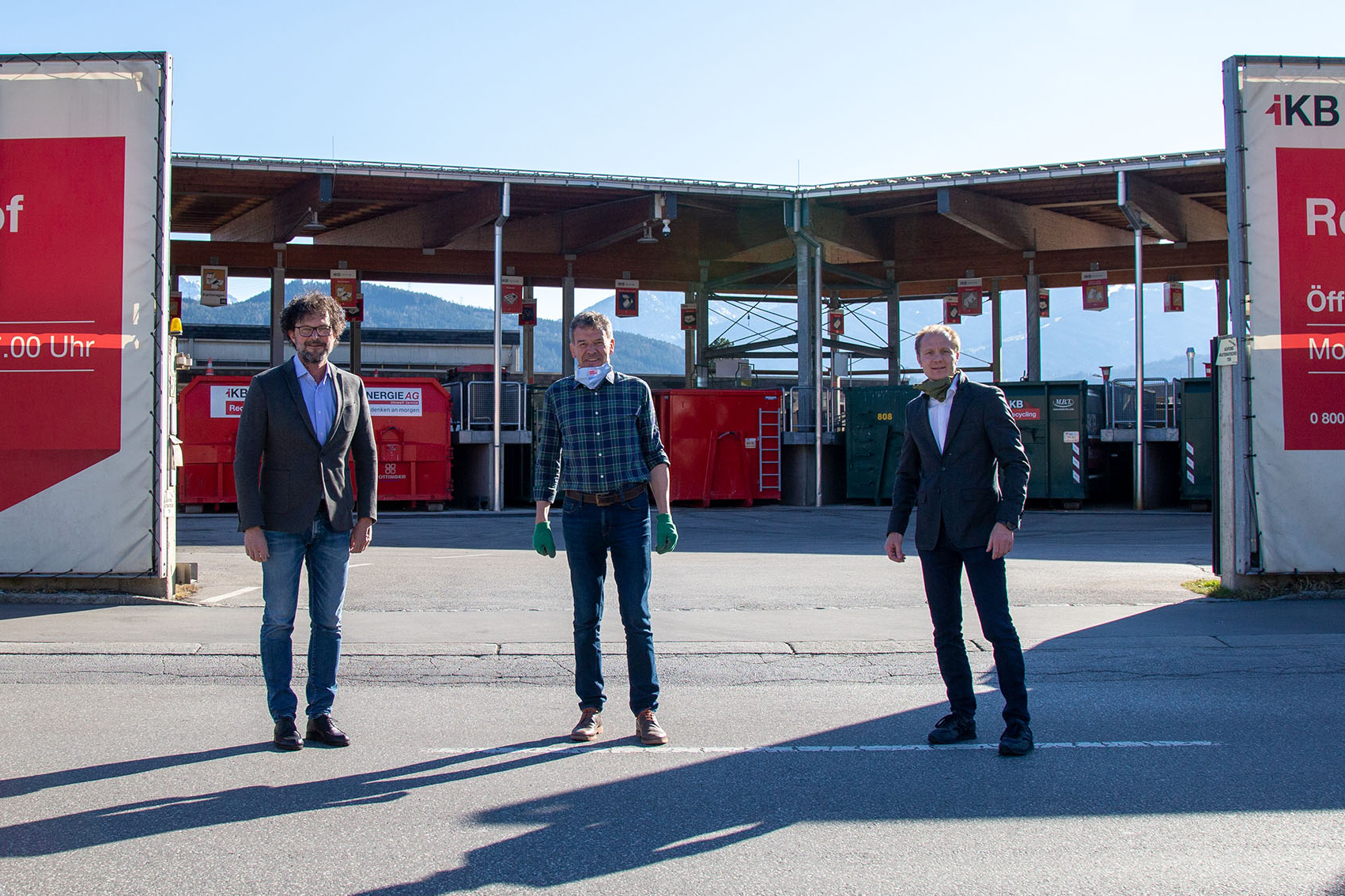 Recyclinghof, Kompostieranlage und Grünschnittsammelstelle sind im eingeschränkten Ausmaß wieder für BürgerInnen geöffnet: Bürgermeister Georg Willi, Vizebürgermeister Johannes Anzengruber und IKB-Vorstandsdirektor Thomas Pühringer geben Erleichterung bekannt.