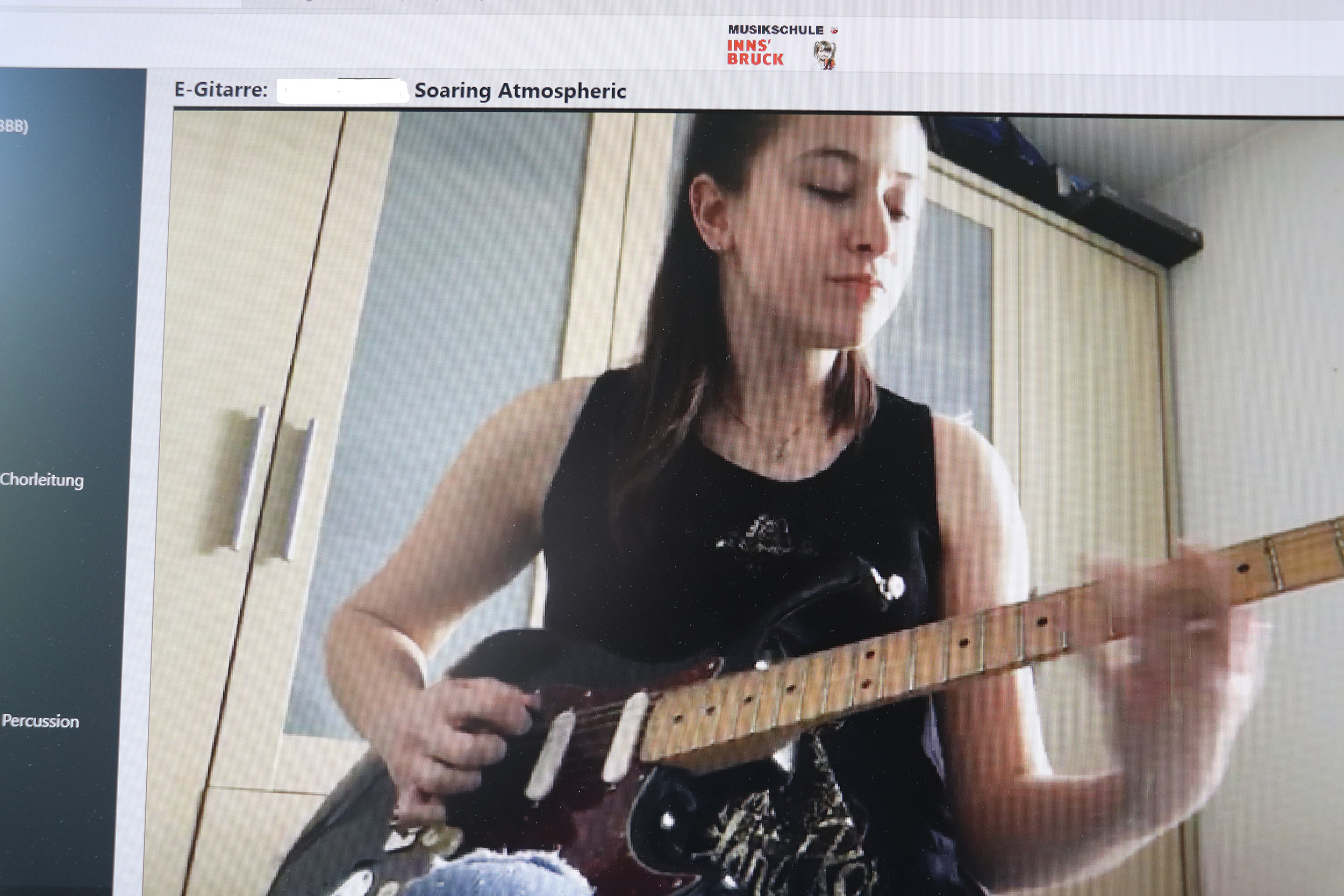 MusikschülerInnen präsentieren auf Videos die erlernbaren Instrumente, so wie hier die E-Gitarre.