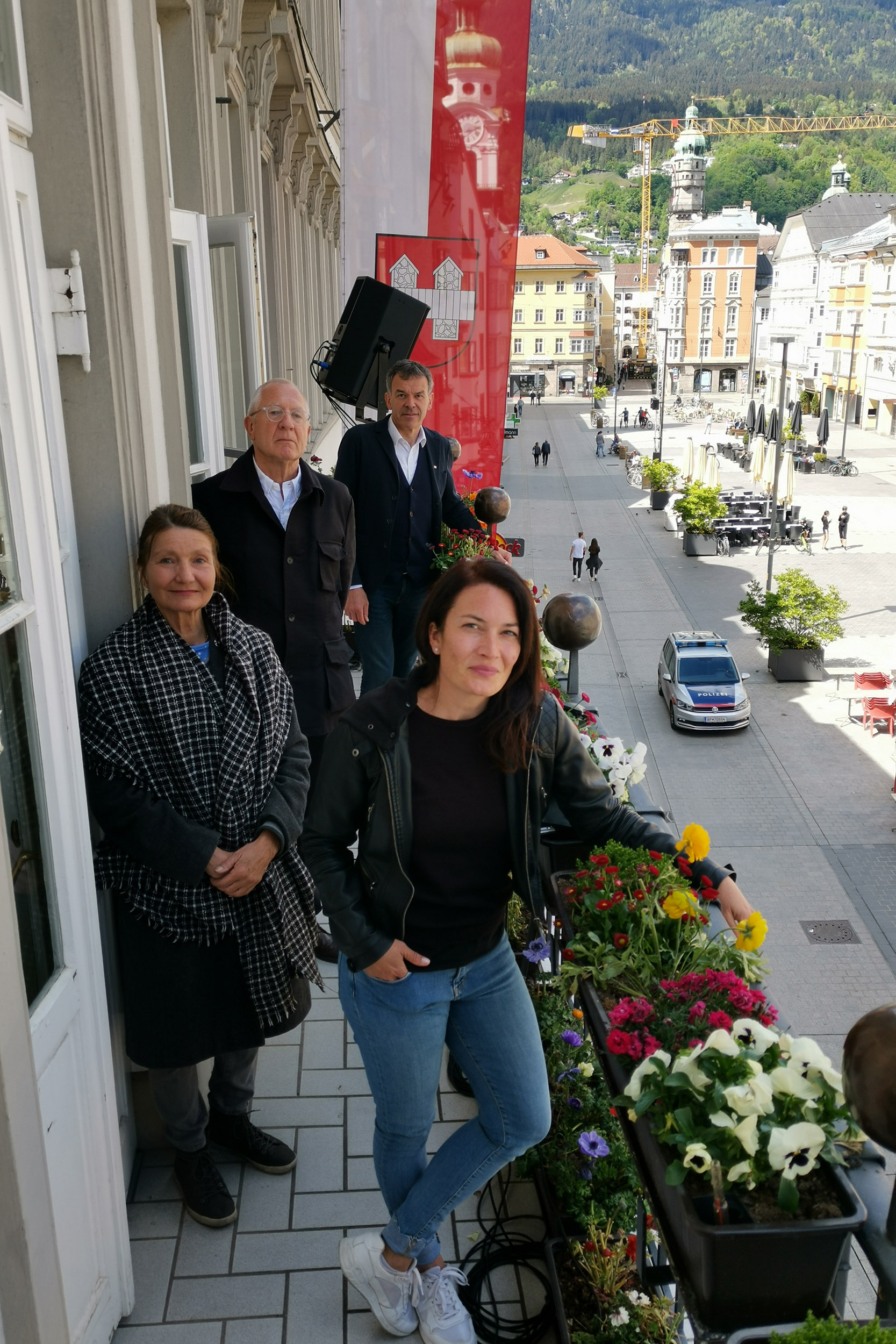 Vom Balkon des Innsbrucker Rathauses aus gedachten Lisa Hörtnagl, Vizebürgermeisterin Uschi Schwarzl, Günter Lieder und Bürgermeister Georg Willi (von vorne, nach hinten) dem Ende des Zweiten Weltkrieges in Innsbruck und den mutigen Männern und Frauen, die zur kampflosen Befreiung beitrugen.