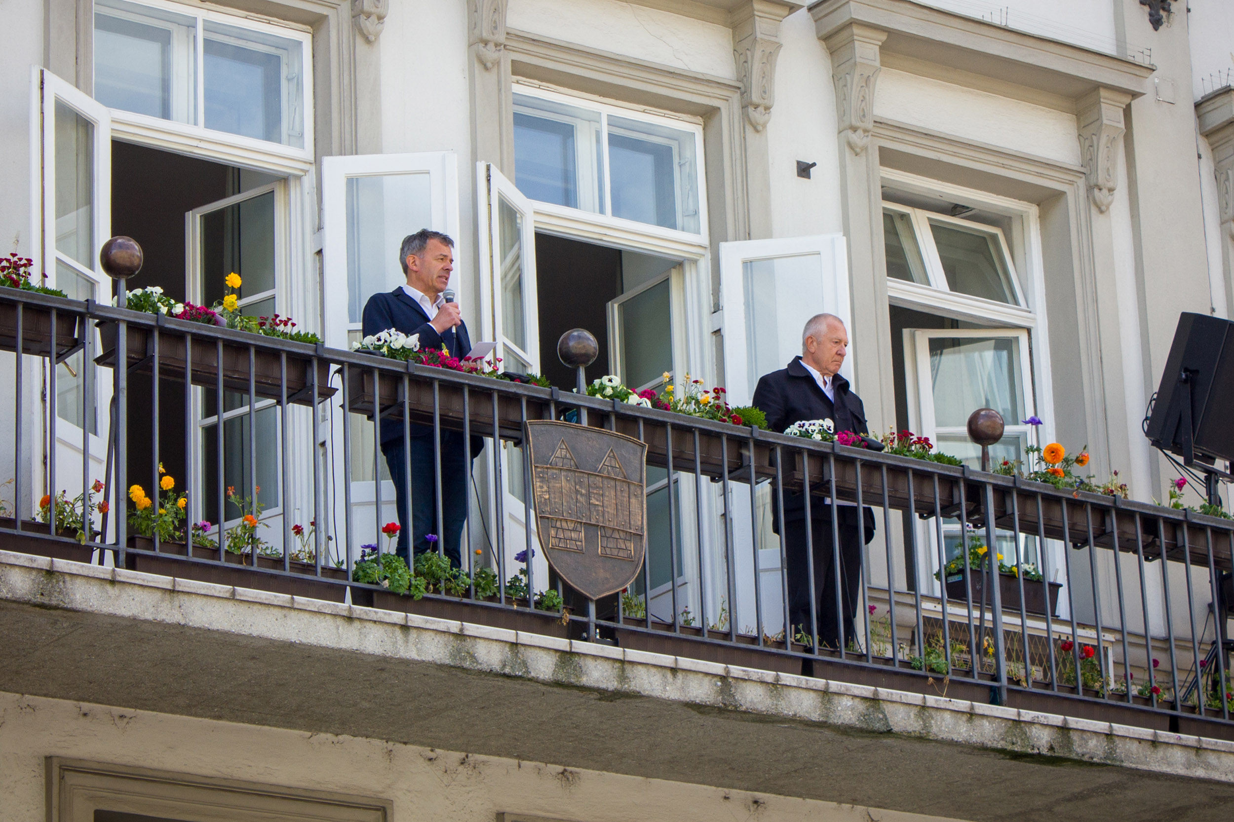 Innsbrucks Bürgermeister Georg (links) und Günter Lieder (rechts) trugen Texte zum Gedenken an das Ende des Zweiten Weltkrieges am 3. Mai 1945 in Innsbruck vor.