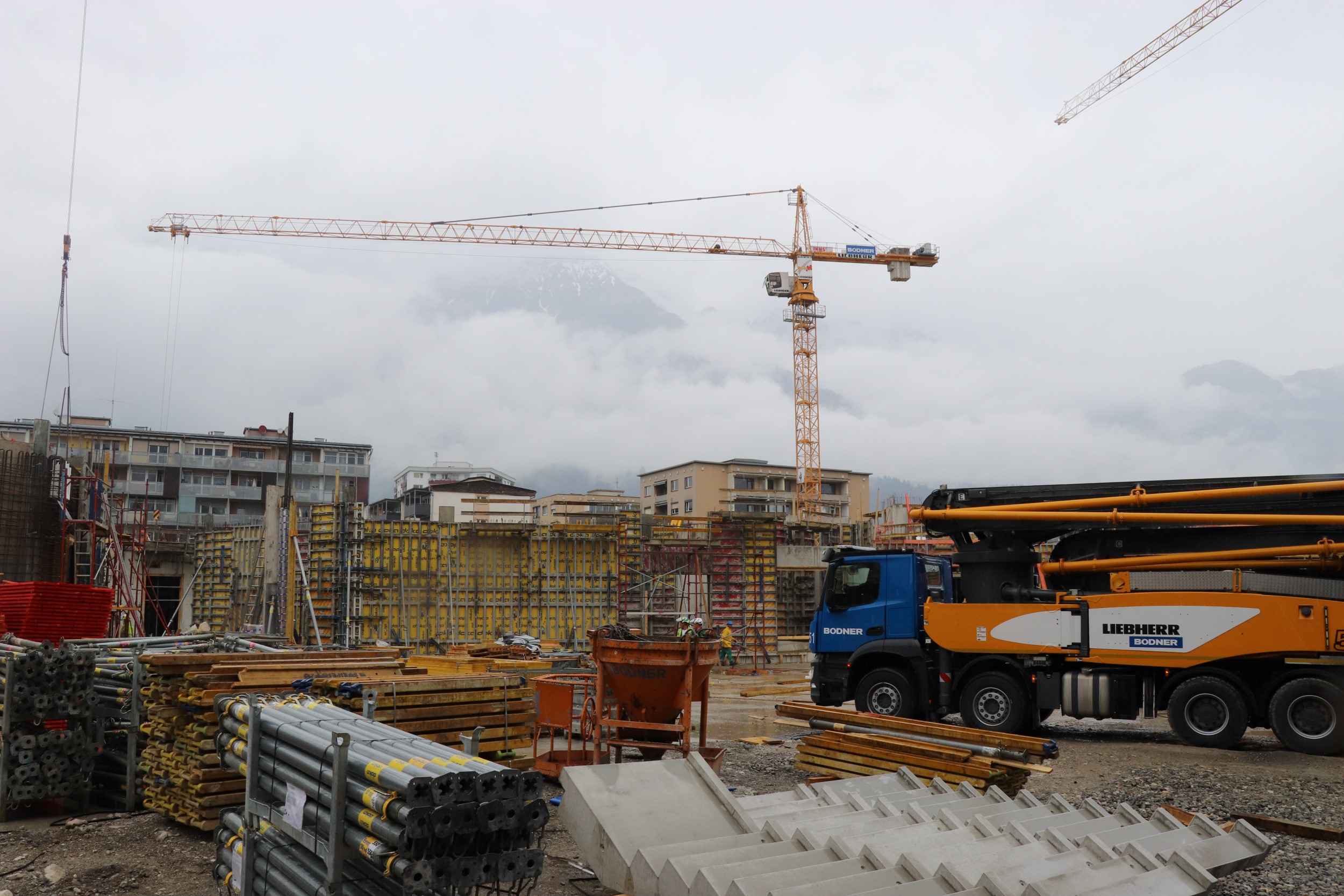 Große Schaltafeln werden für den Beton-Rohbau aufgstellt. Vier riesige Baukräne sind derzeit im Einsatz und müssen genau aufeinander abgestimmt werden.