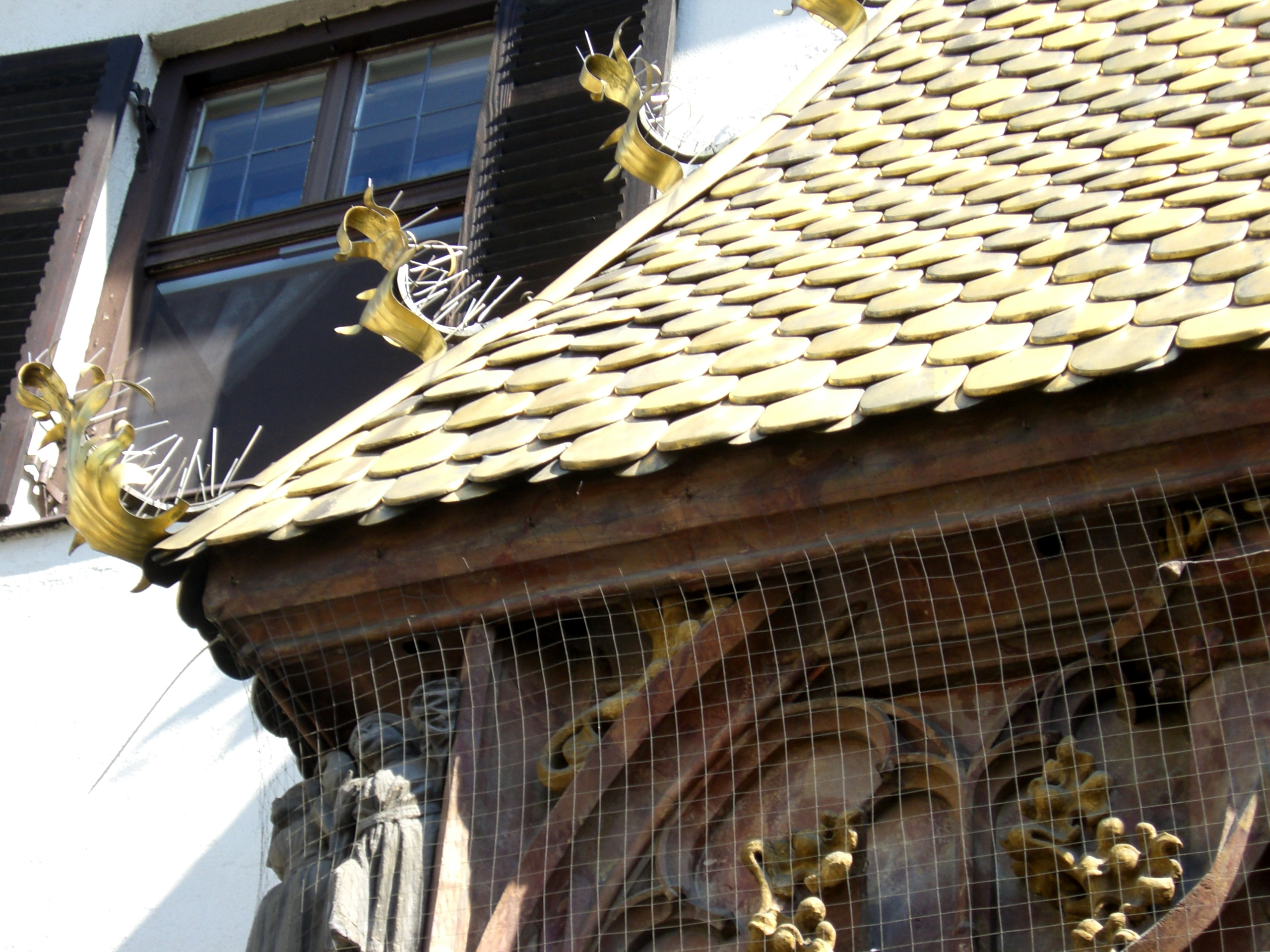 Mit der blauen Beleuchtung des Innsbrucker Wahrzeichens setzt die Stadt ein Signal für mehr Bewusstsein für ME/CFS.