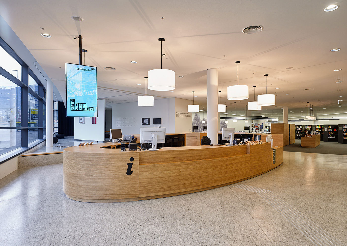 Ab kommenden Montag können Medien der Stadtbibliothek Innsbruck wieder vor Ort ausgeliehen werden.