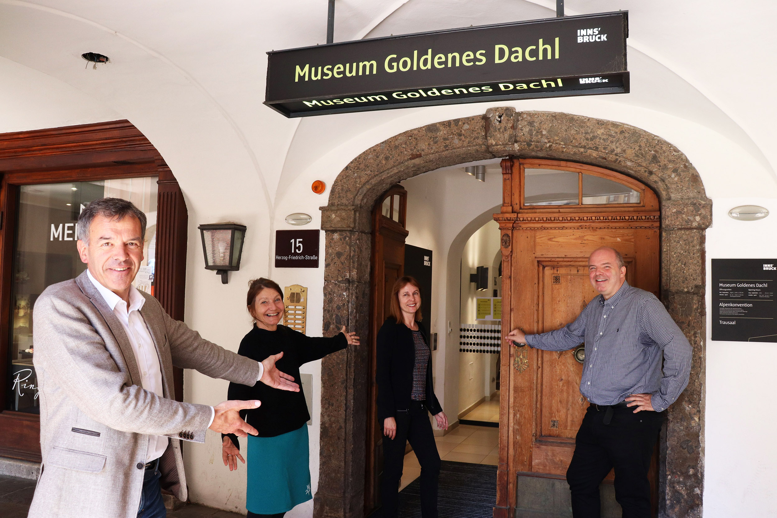 Hereinspaziert! Bürgermeister Georg Willi, Vizebürgermeisterin Uschi Schwarzl und Stadtarchiv-Leiter Lukas Morscher freuen sich mit „Hausherrin“ Angelika Kollmann-Rozin über die Wiedereröffnung des Museums „Goldenes Dachl“. Ab dieser Woche ist das Haus in der Altstadt wieder geöffnet. Hier erfährt man alles Wissenswerte über das beliebte Innsbrucker Wahrzeichen. Das Museum präsentiert sich seit dem Maximilian-Jubiläum im vergangenen Jahr auch in neuem, modernen Gewand. Aufgrund von Covid-19 ist das „Goldene Dachl“ nur eingeschränkt geöffnet: Mittwoch bis Sonntag von 11.00 − 17.00 Uhr. Im Museum gelten Mindestabstand und die Pflicht, einen Mund-Nasen-Schutz zu tragen.