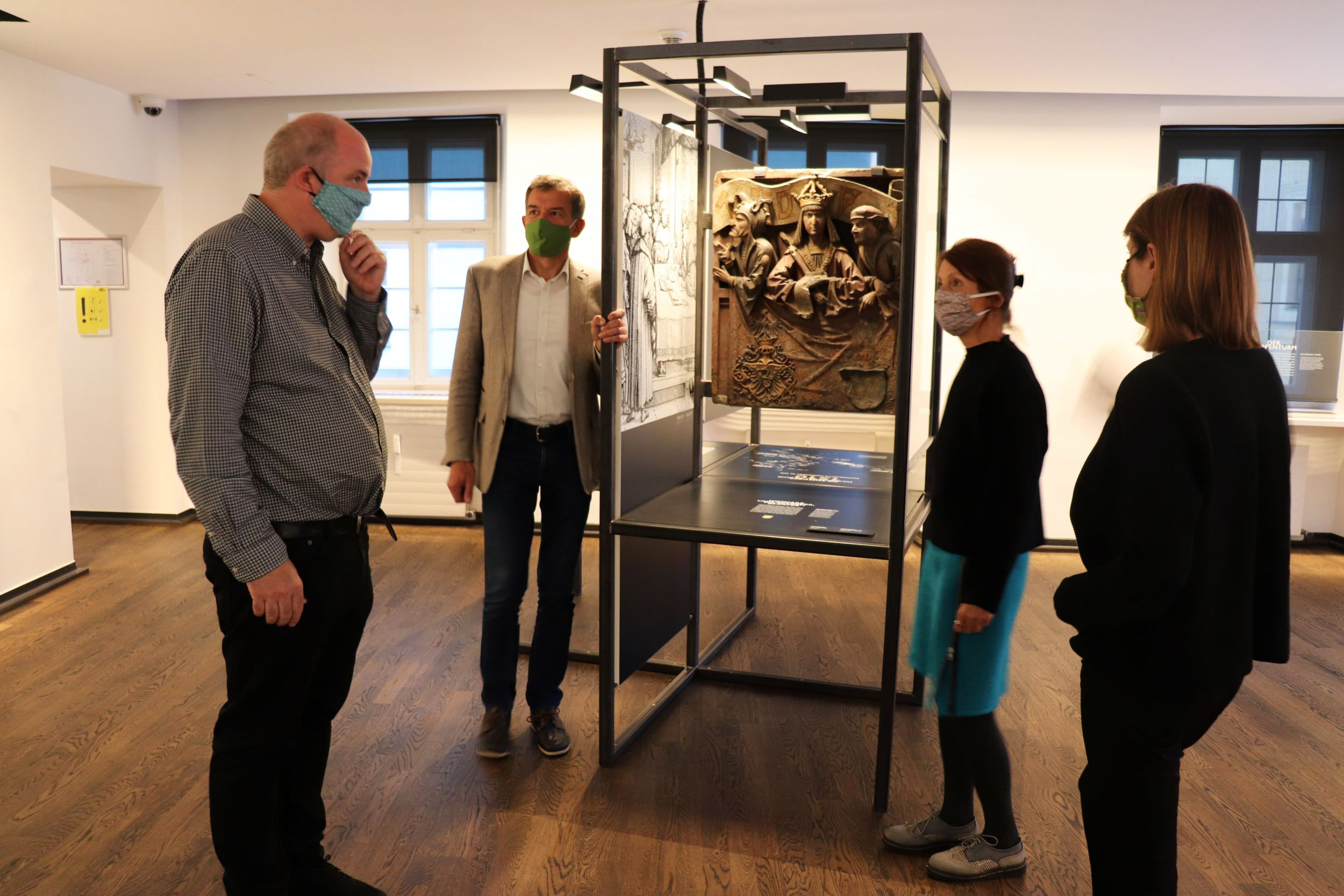 Hereinspaziert! Bürgermeister Georg Willi, Vizebürgermeisterin Uschi Schwarzl und Stadtarchiv-Leiter Lukas Morscher freuen sich mit „Hausherrin“ Angelika Kollmann-Rozin über die Wiedereröffnung des Museums „Goldenes Dachl“. Ab dieser Woche ist das Haus in der Altstadt wieder geöffnet. Hier erfährt man alles Wissenswerte über das beliebte Innsbrucker Wahrzeichen. Das Museum präsentiert sich seit dem Maximilian-Jubiläum im vergangenen Jahr auch in neuem, modernen Gewand. Aufgrund von Covid-19 ist das „Goldene Dachl“ nur eingeschränkt geöffnet: Mittwoch bis Sonntag von 11.00 − 17.00 Uhr. Im Museum gelten Mindestabstand und die Pflicht, einen Mund-Nasen-Schutz zu tragen.