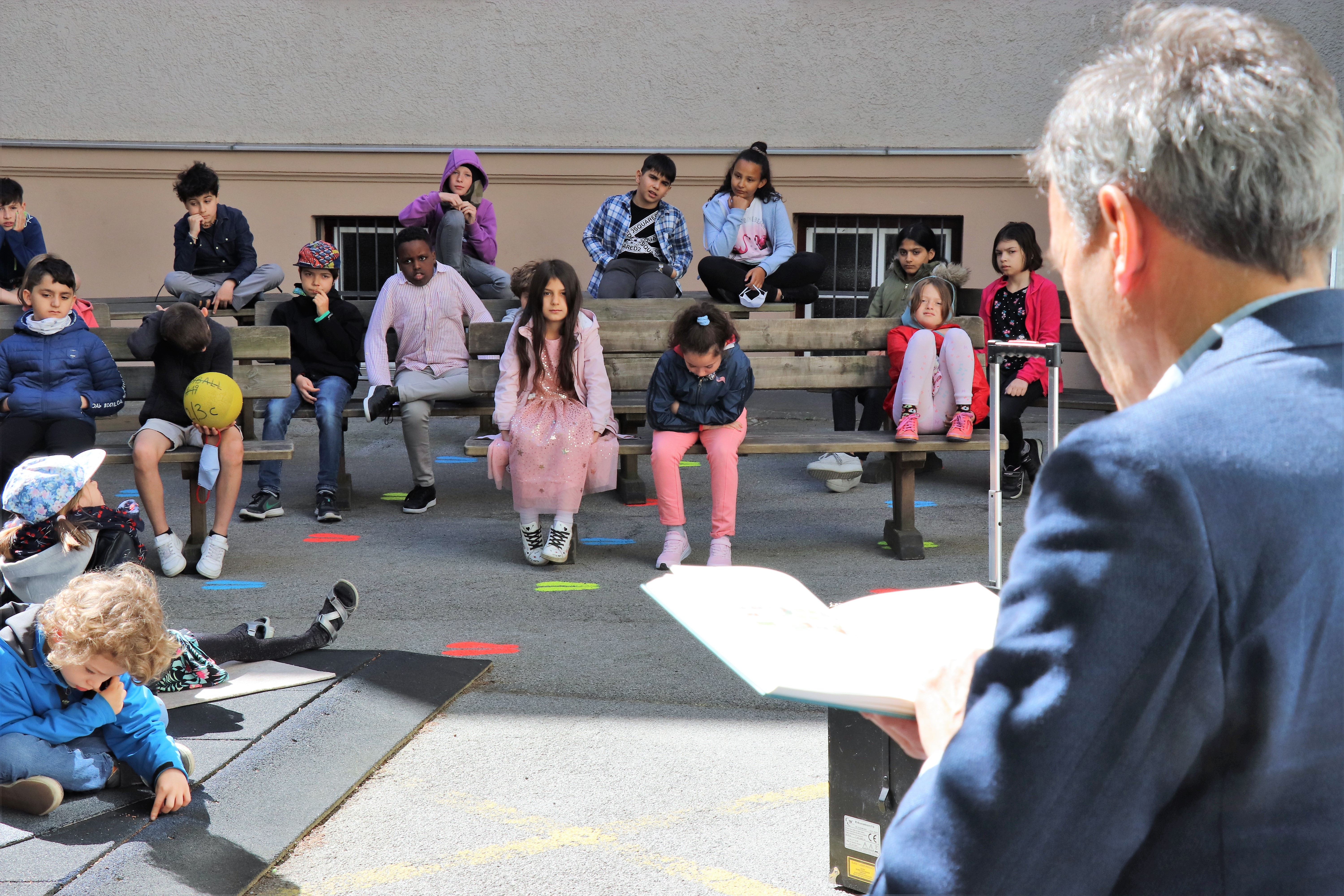 Auch in Zeiten von Corona war die Vorlesestunde mit Bürgermeister Georg Willi in der Volksschule Franz-Fischer-Straße ein großer Erfolg. Die SchülerInnen lachten über Christine Nöstlingers "Geschichten vom Franz" und lernten ganz zeitgemäß mit "Willi Virus" von Heidi Trpak, wie man sich vor Ansteckung schützt. 
Die Vorlesestunde fand im Freien und mit dem erforderlichen Abstand zwischen den Kindern statt. Dafür hatte der Schulleiter Direktor Martin Müller vorbildlich gesorgt: Unter anderem erinnerte auch ein Babyelefant an das notwendige Abstandhalten. Das tat der spürbaren gemeinsamen Freude am Vorlesen und Zuhören aber keinen Abbruch.
