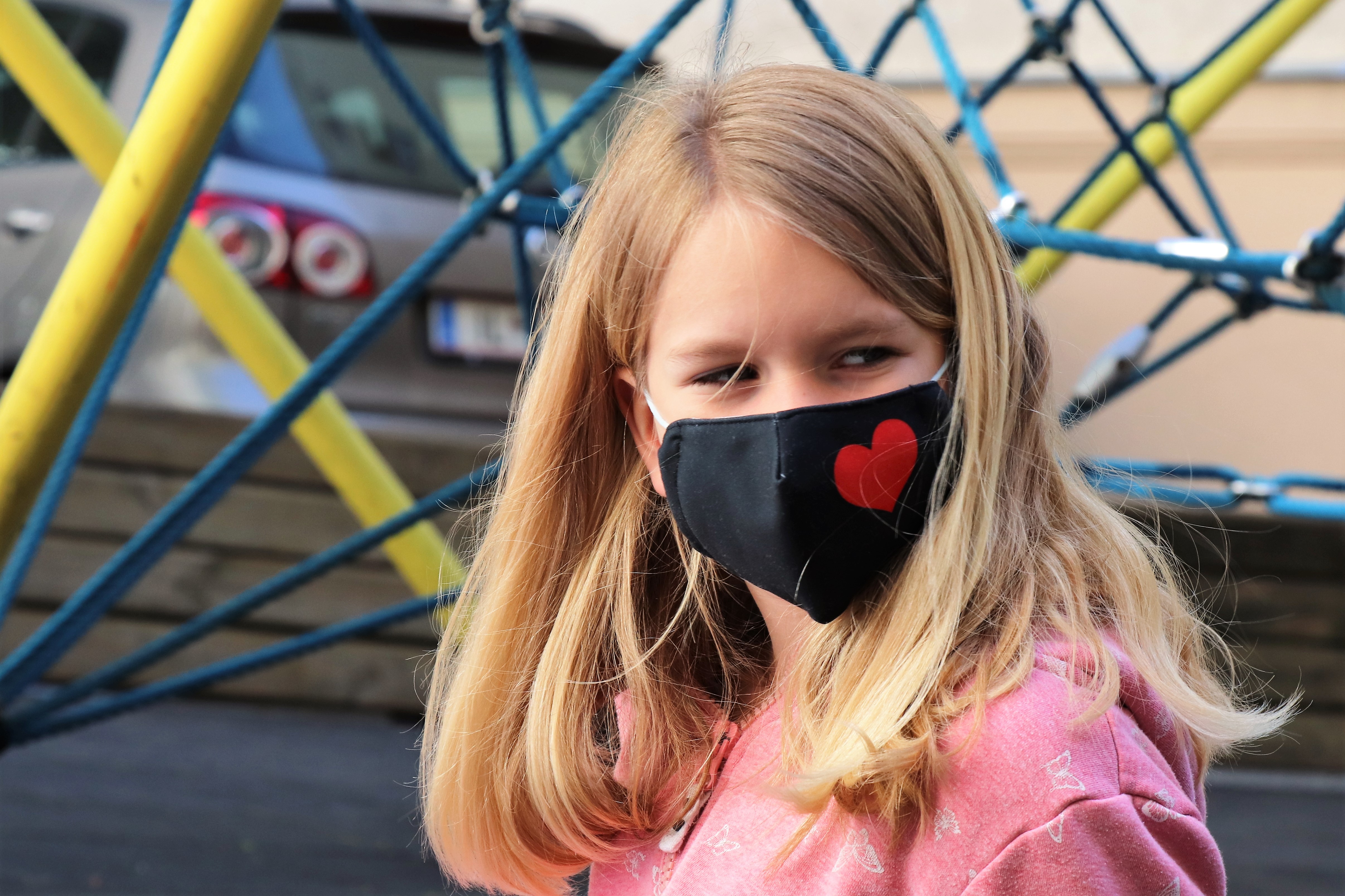 Auch in Zeiten von Corona war die Vorlesestunde mit Bürgermeister Georg Willi in der Volksschule Franz-Fischer-Straße ein großer Erfolg. Die SchülerInnen lachten über Christine Nöstlingers "Geschichten vom Franz" und lernten ganz zeitgemäß mit "Willi Virus" von Heidi Trpak, wie man sich vor Ansteckung schützt. 
Die Vorlesestunde fand im Freien und mit dem erforderlichen Abstand zwischen den Kindern statt. Dafür hatte der Schulleiter Direktor Martin Müller vorbildlich gesorgt: Unter anderem erinnerte auch ein Babyelefant an das notwendige Abstandhalten. Das tat der spürbaren gemeinsamen Freude am Vorlesen und Zuhören aber keinen Abbruch.