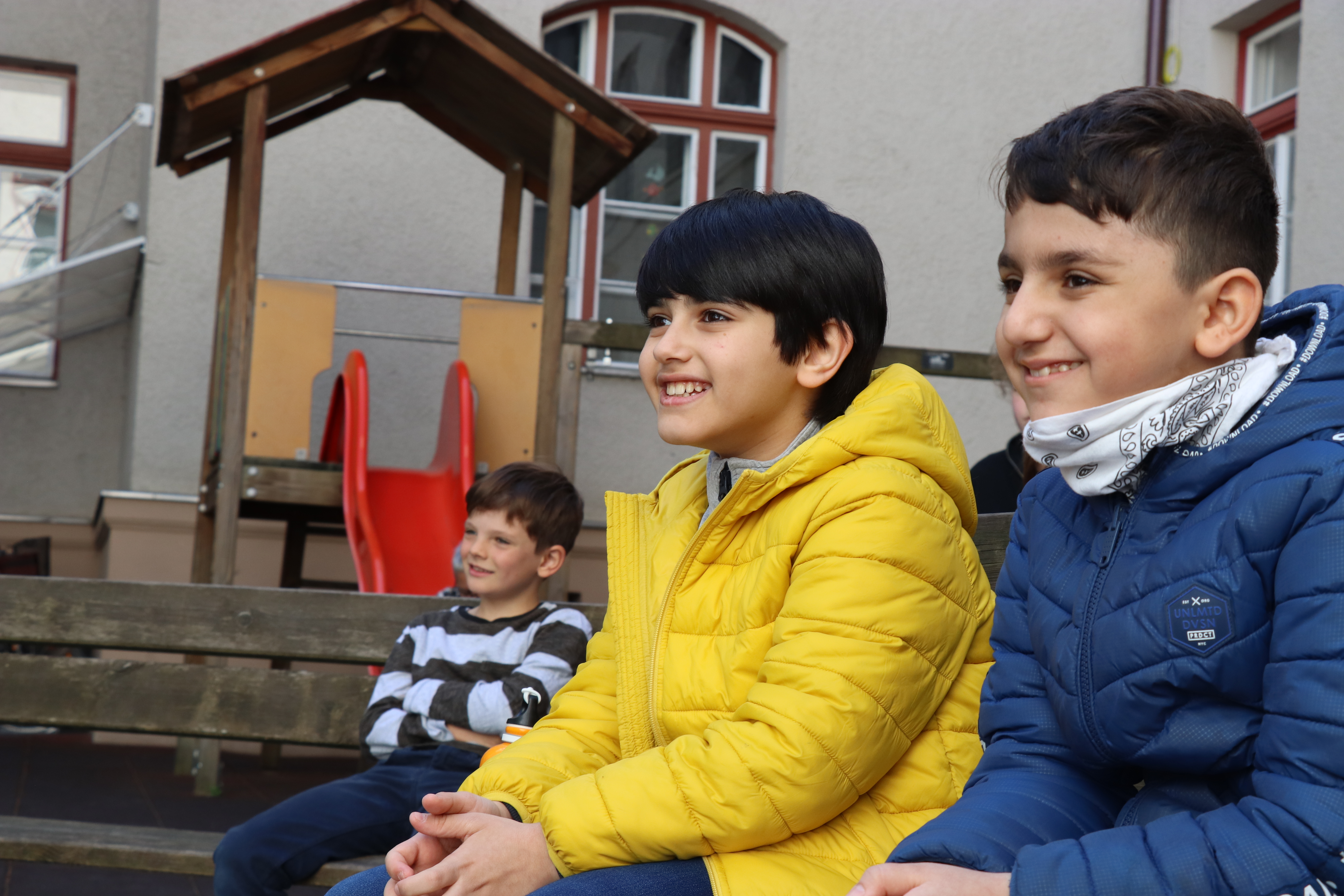 Auch in Zeiten von Corona war die Vorlesestunde mit Bürgermeister Georg Willi in der Volksschule Franz-Fischer-Straße ein großer Erfolg. Die SchülerInnen lachten über Christine Nöstlingers "Geschichten vom Franz" und lernten ganz zeitgemäß mit "Willi Virus" von Heidi Trpak, wie man sich vor Ansteckung schützt. 
Die Vorlesestunde fand im Freien und mit dem erforderlichen Abstand zwischen den Kindern statt. Dafür hatte der Schulleiter Direktor Martin Müller vorbildlich gesorgt: Unter anderem erinnerte auch ein Babyelefant an das notwendige Abstandhalten. Das tat der spürbaren gemeinsamen Freude am Vorlesen und Zuhören aber keinen Abbruch.