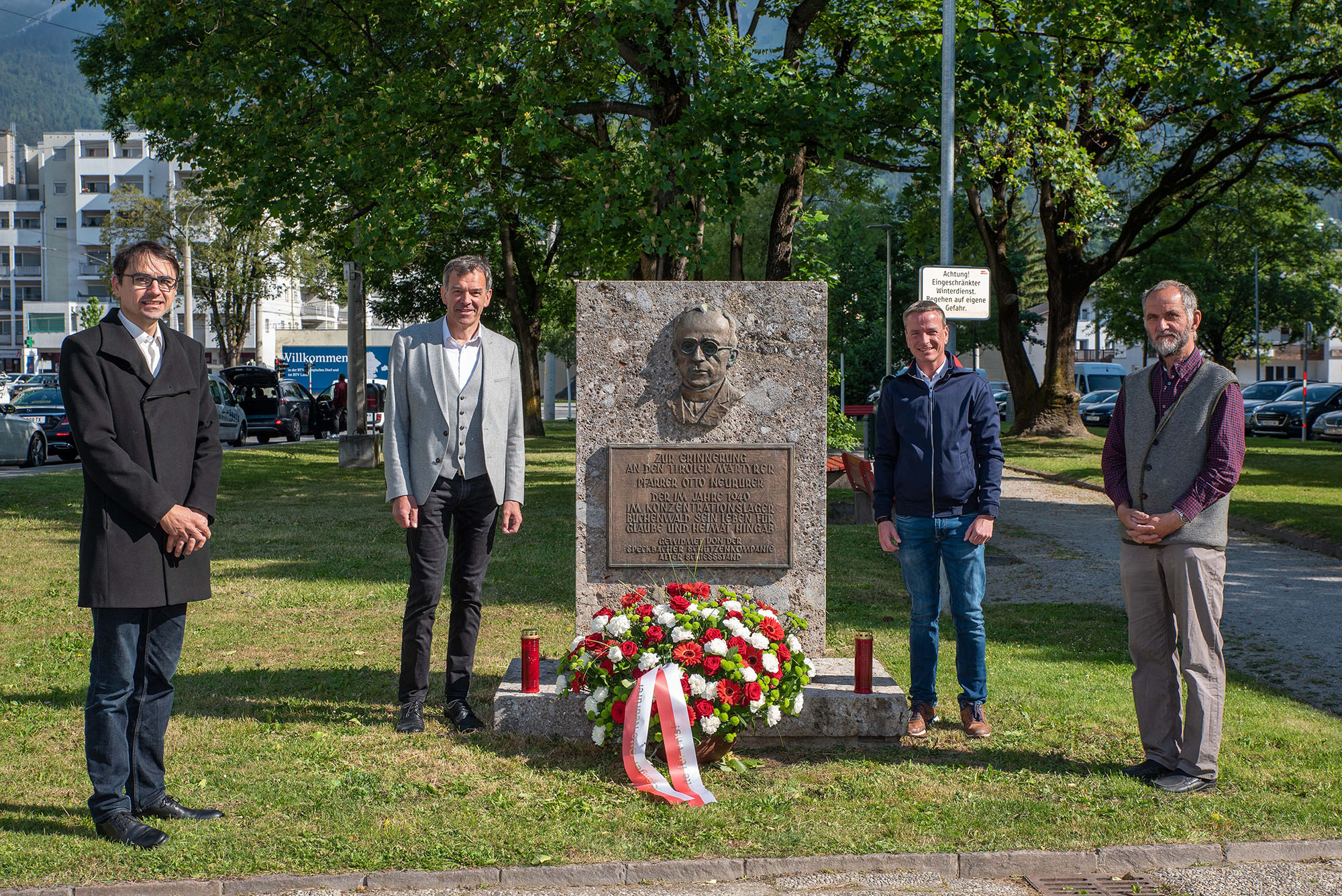 Am 30. Mai 2020 wurde am Denkmal von Pfarrer Otto Neururer im Olympiapark an Tod, Leben und Wirken des 1996 selig gesprochenen ehemaligen Pfarrers von Götzens mit einer feierlichen Kranzniederlegung gedacht.

"Ein Vorbild an Menschlichkeit", war laut Bürgermeister Georg Willi Otto Neururer: "Jemand von dem wir Nächstenliebe und Zivilcourage lernen können. Das ist auch heute wichtig: Nicht einfach mit dem Strom zu schwimmen, sondern zu seiner Verantwortung als Mensch, gegenüber seinen Mitmenschen, gegenüber der Menschheit zu stehen und diese auch von seinen Mitmenschen einzufordern."

Pfarrökonom Dr. Lorand Verres, Bürgermeister Georg Willi, GR Christoph Kaufmann und Pfarrer Andreas Tausch erinnerten am 80. Todestag Neururers gemeinsam mit  VertreterInnen der Vereine und Institutionen im Olympischen Dorf (VNO) an diese "Lichtgestalt in düsterer Zeit".