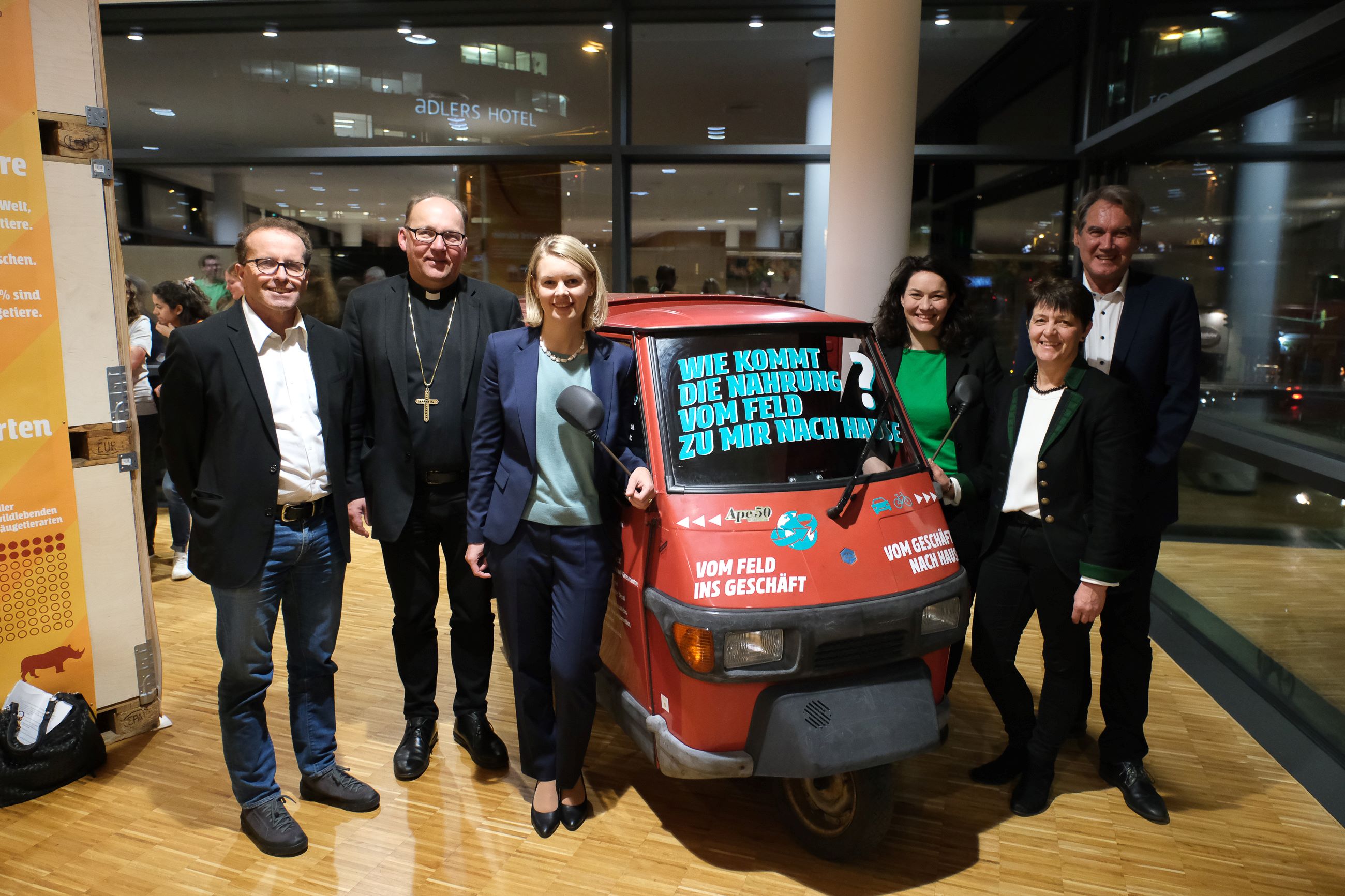 Josef Hausberger (ATM), Bischof Hermann Glettler, Bildungsstadträtin Elisabeth Mayr, LHStvin Ingrid Felipe, LK-Vizepräsidentin Helga Brunschmid und Caritas-Direktor Georg Schärmer bei der Eröffnung Anfang März.
