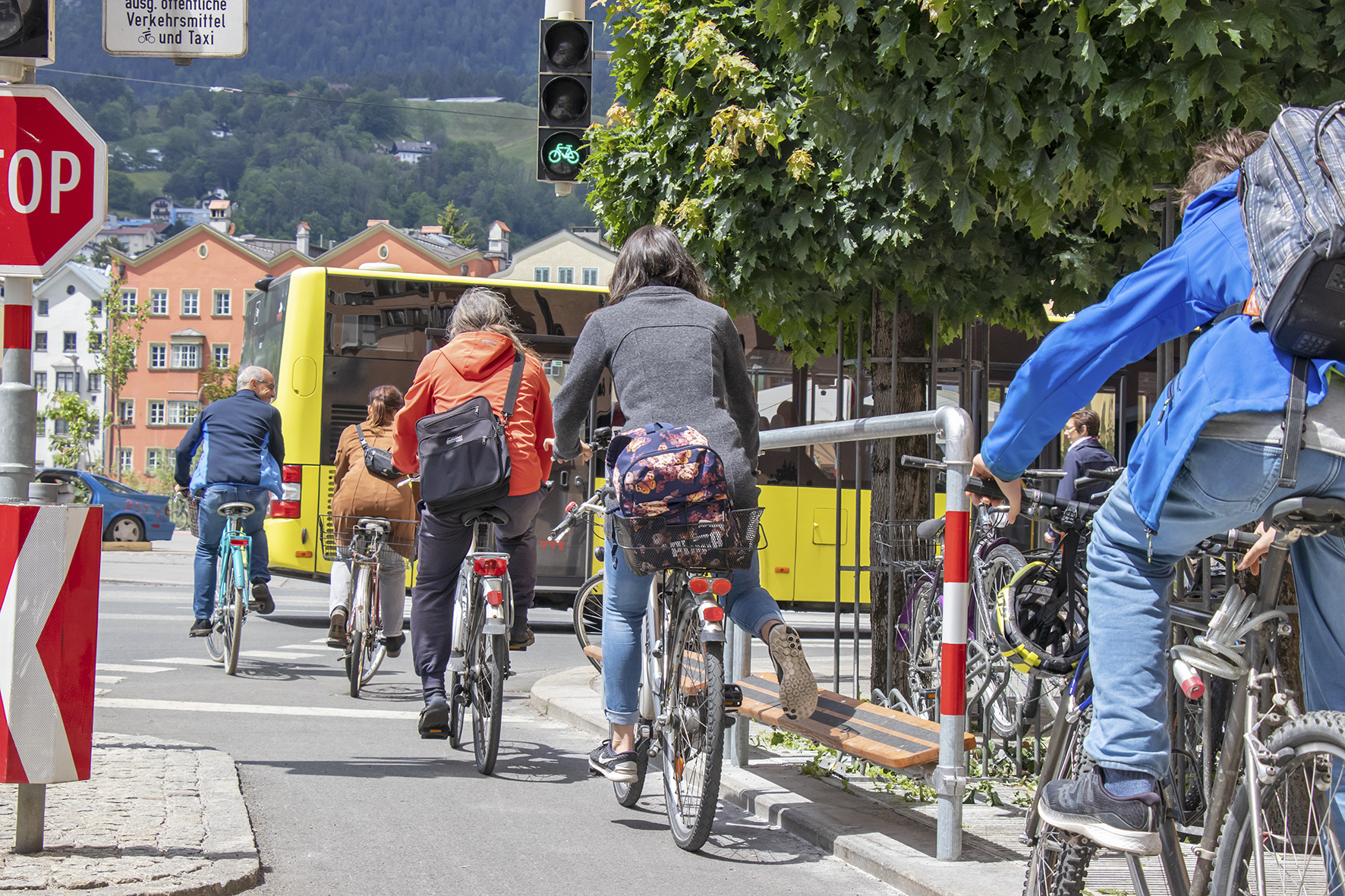 Der neue Radhaltebügel am Marktplatz sorgt für mehr Komfort beim Warten an roten Ampeln.
