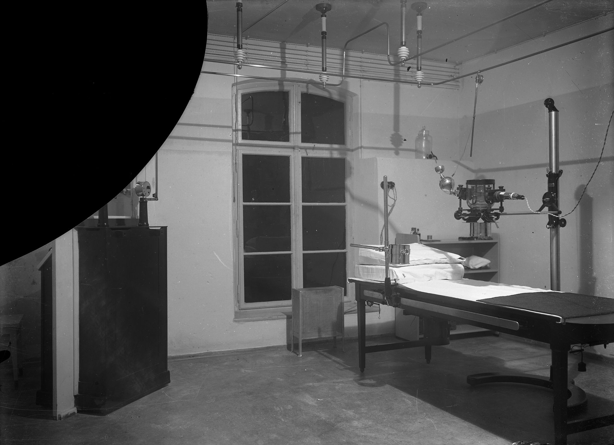 Blick in das Röntgenzimmer der Innsbrucker Klinik, vermutlich um 1925/30.
