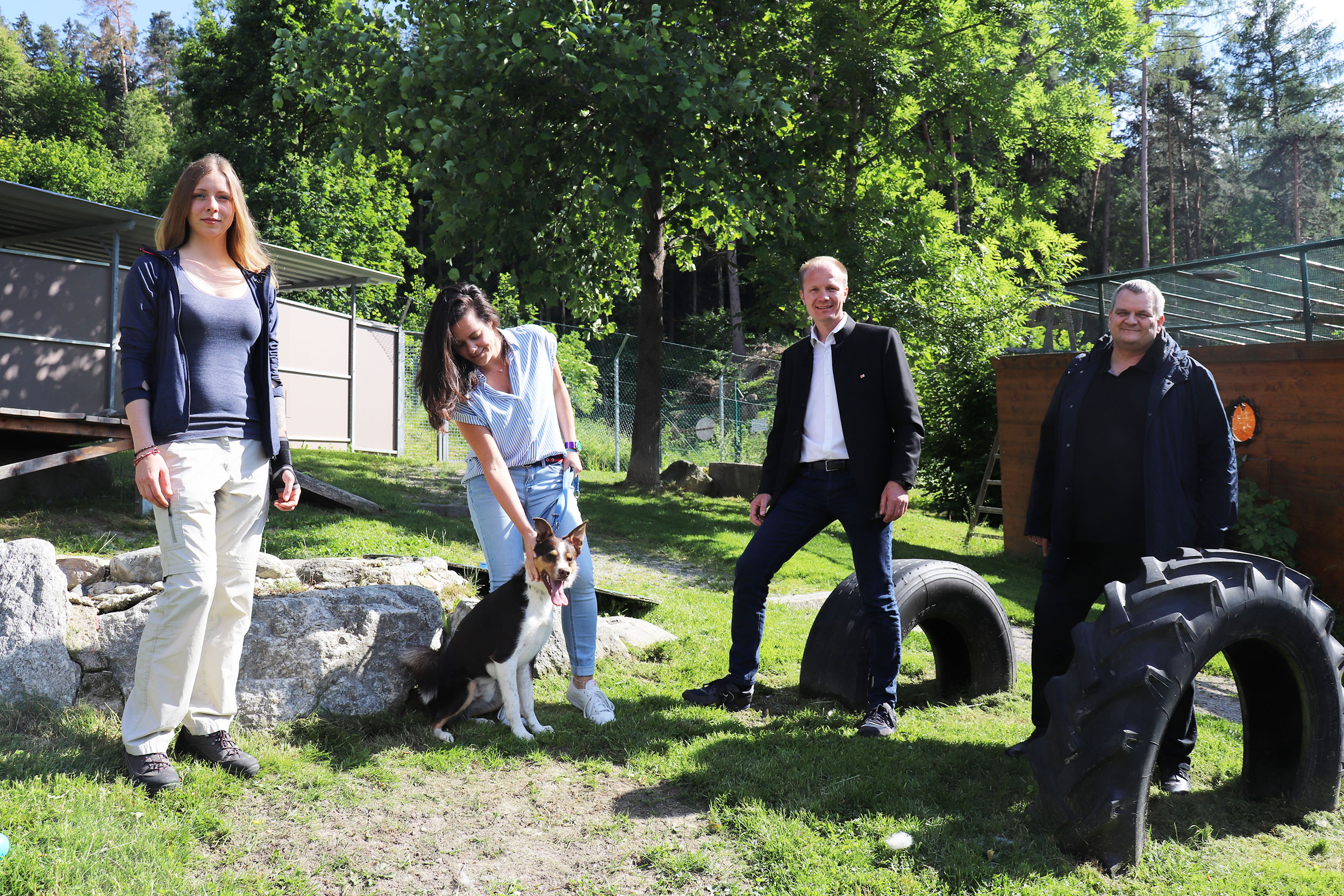 Tierschutzverein-Geschäftsführerin Kristin Müller, Amtstierärztin Elisabeth Gilhofer mit Findelhund “Lupo”, Vizebürgermeister Johannes Anzengruber und Tierschutzverein- Obmann Christoph Lauscher beim Besuch im Tierheim Mentlberg.