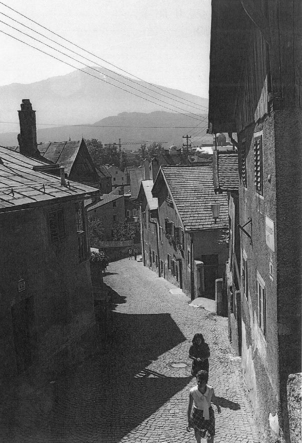 Die Bäckerbühelgasse in St. Nikolaus in den 1970er Jahren. In einem der ältesten Stadtviertel Innsbrucks findet man Spuren der GastarbeiterInnen.
