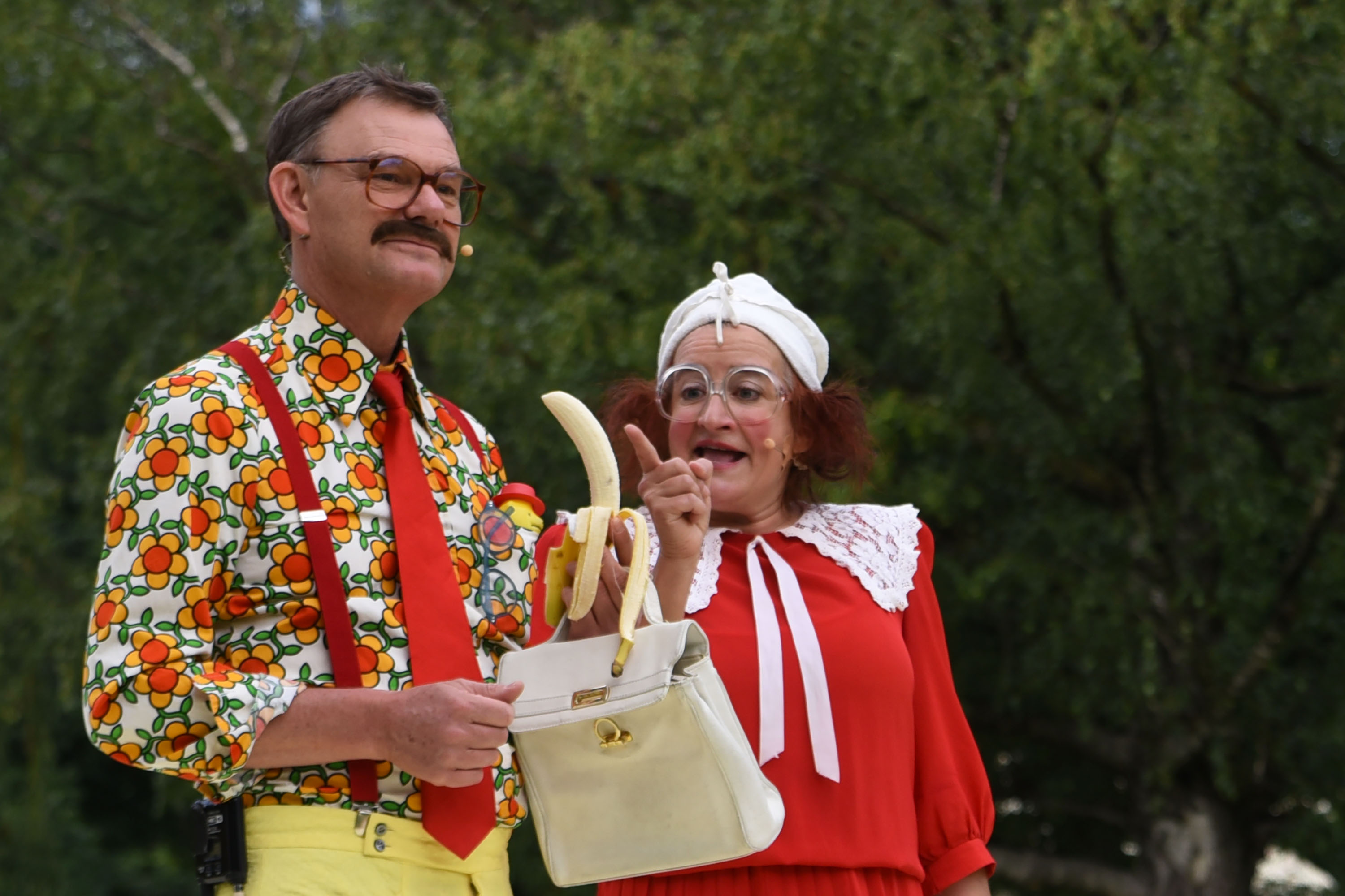 Schon bei der Ankündigung des neuen Festivals "Krapoldi im Park" gab es viele fröhliche Gesichter. 
Vom 25. bis 29. August 2020 steht der Rapoldipark ganz im Zeichen von Straßenkunst, Clownerie und Neuem Zirkus. Das als Green Event Tirol zertifizierte Festival wird sicher viele Besucherinnen zum Staunen und Lachen bringen. Der schräge Vogel "Krapoldi" bringt aber nicht nur ArtistInnen und Clowns nach Innsbruck, eine ökologische Erlebnismeile soll auch an zwei Tagen über Umweltthemen informieren.
Tickets für die Aufführungen im Zirkuszelt sind ab Juli über www.krapoldi.at erhältlich. 
Alle anderen Attraktionen im Park sind kostenlos.