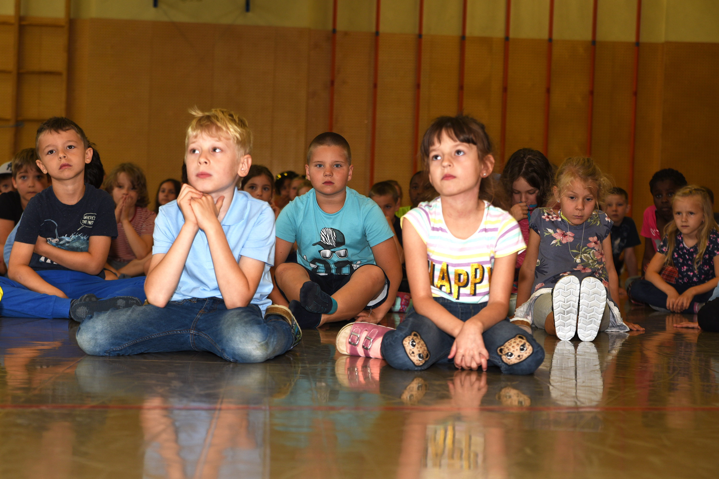 Bürgermeister Georg Willi schwelgte bei seinem Besuch in der Volksschule Allerheiligen in Erinnerungen. War es doch seine Zeit als ABC-Schütze in dieser Schule, die in ihm die Liebe zum Geschichten erzählen geweckt hat. Die Kinder freuten sich daher nicht nur über Nöstlingers "Angstbauchweh", eine ihrer "Geschichten vom Franz", und Heidi Trpaks Einblicke in das Leben des Schnupfenvirus Willi, sondern auch über Anekdoten aus Bürgermeister Willis Schulzeit. 
Ein besonderer Höhepunkt waren die Gesangseinlagen des Chores der vierten Klasse, die es genossen endlich wieder einmal vor Publikum aufzutreten.