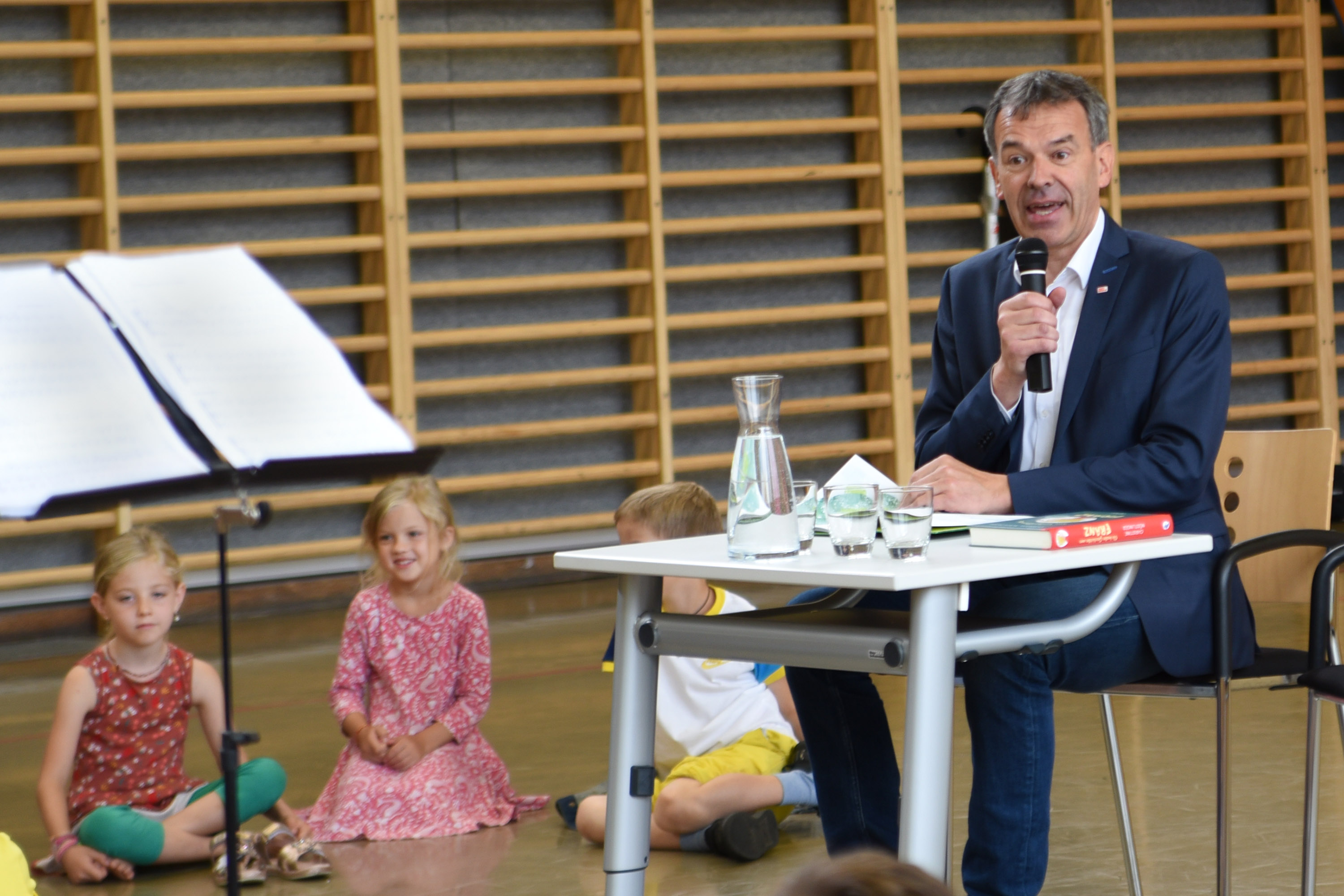 Bürgermeister Georg Willi schwelgte bei seinem Besuch in der Volksschule Allerheiligen in Erinnerungen. War es doch seine Zeit als ABC-Schütze in dieser Schule, die in ihm die Liebe zum Geschichten erzählen geweckt hat. Die Kinder freuten sich daher nicht nur über Nöstlingers "Angstbauchweh", eine ihrer "Geschichten vom Franz", und Heidi Trpaks Einblicke in das Leben des Schnupfenvirus Willi, sondern auch über Anekdoten aus Bürgermeister Willis Schulzeit. 
Ein besonderer Höhepunkt waren die Gesangseinlagen des Chores der vierten Klasse, die es genossen endlich wieder einmal vor Publikum aufzutreten.