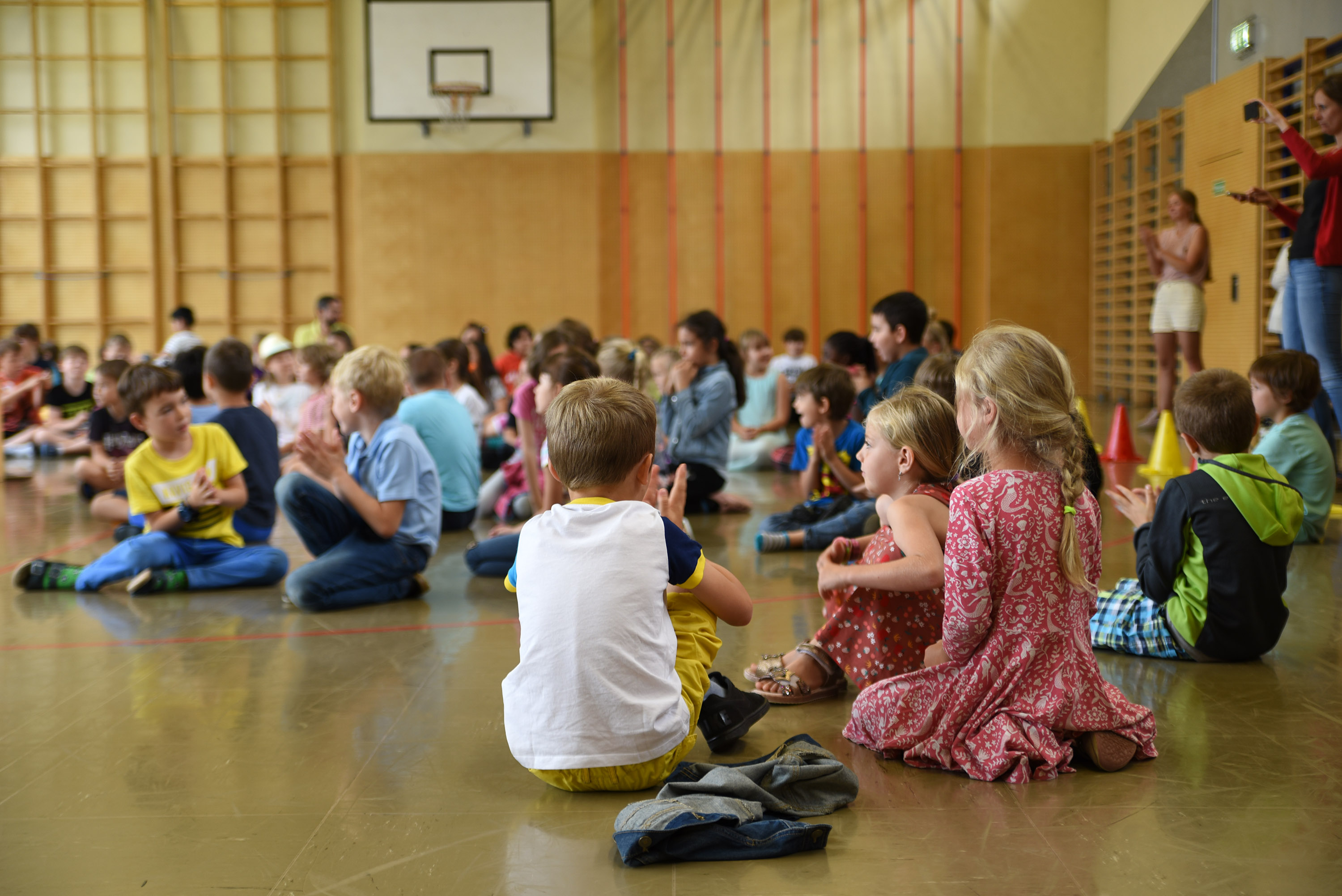 Bürgermeister Georg Willi schwelgte bei seinem Besuch in der Volksschule Allerheiligen in Erinnerungen. War es doch seine Zeit als ABC-Schütze in dieser Schule, die in ihm die Liebe zum Geschichten erzählen geweckt hat. Die Kinder freuten sich daher nicht nur über Nöstlingers "Angstbauchweh", eine ihrer "Geschichten vom Franz", und Heidi Trpaks Einblicke in das Leben des Schnupfenvirus Willi, sondern auch über Anekdoten aus Bürgermeister Willis Schulzeit. 
Ein besonderer Höhepunkt waren die Gesangseinlagen des Chores der vierten Klasse, die es genossen endlich wieder einmal vor Publikum aufzutreten.