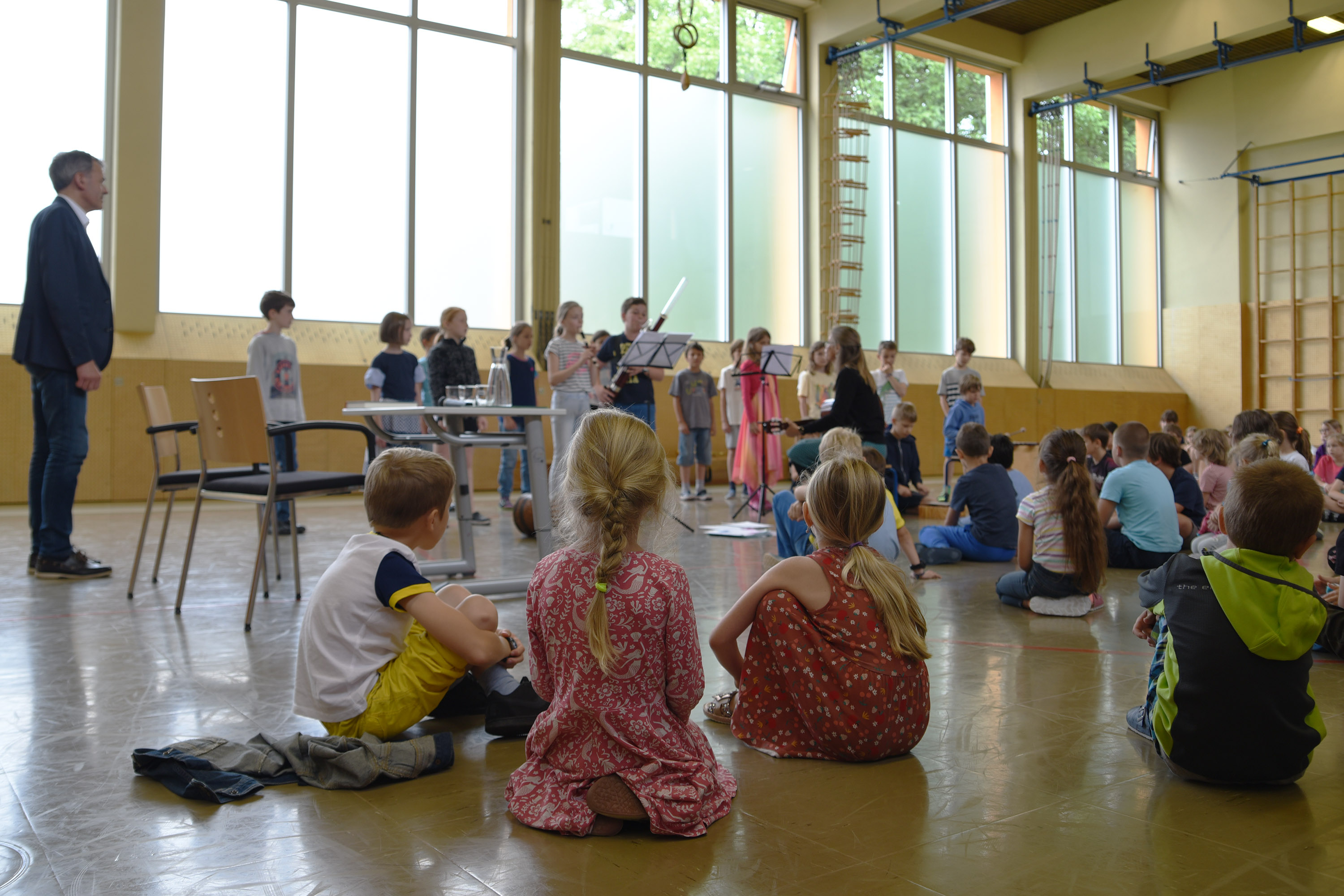 Bürgermeister Georg Willi schwelgte bei seinem Besuch in der Volksschule Allerheiligen in Erinnerungen. War es doch seine Zeit als ABC-Schütze in dieser Schule, die in ihm die Liebe zum Geschichten erzählen geweckt hat. Die Kinder freuten sich daher nicht nur über Nöstlingers "Angstbauchweh", eine ihrer "Geschichten vom Franz", und Heidi Trpaks Einblicke in das Leben des Schnupfenvirus Willi, sondern auch über Anekdoten aus Bürgermeister Willis Schulzeit. 
Ein besonderer Höhepunkt waren die Gesangseinlagen des Chores der vierten Klasse, die es genossen endlich wieder einmal vor Publikum aufzutreten.