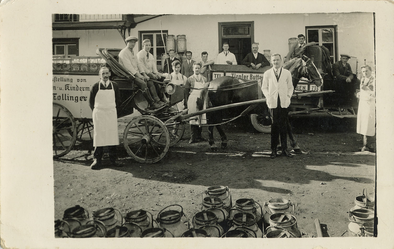 Gruppenbild mit der Belegschaft der Molkerei Tollinger bei den Sillhöfen. Foto, 1920