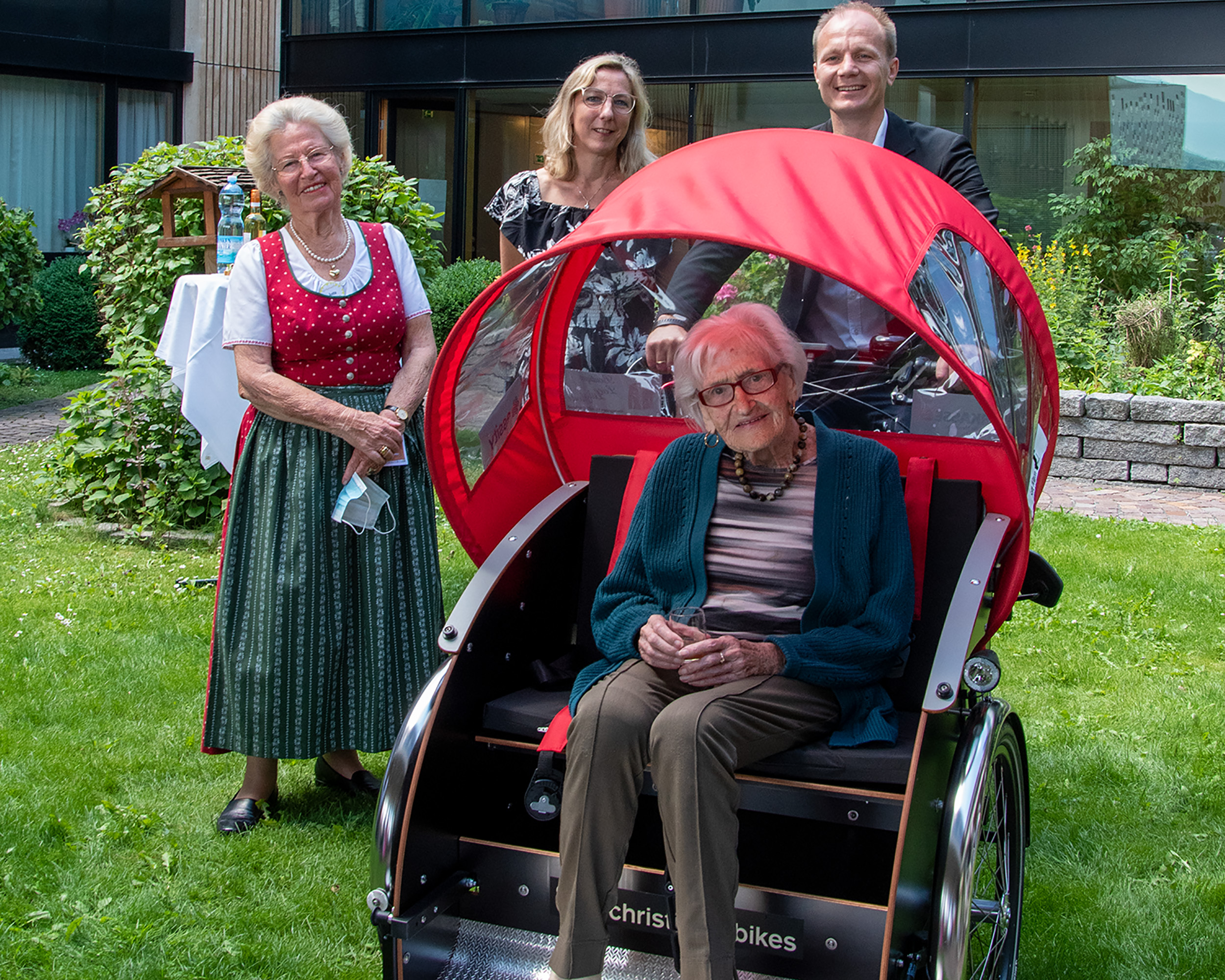 Die 100-jährige Helene Waroschitz durfte bereits Probesitzen. Anita Nagele (l.) begleitete sie – stellvertretend für alle Ehrenamtlichen des Wohnheims Tivoli – mit Heimleiterin Claudia Ellmerer sowie Vizebürgermeister Johannes Anzengruber.