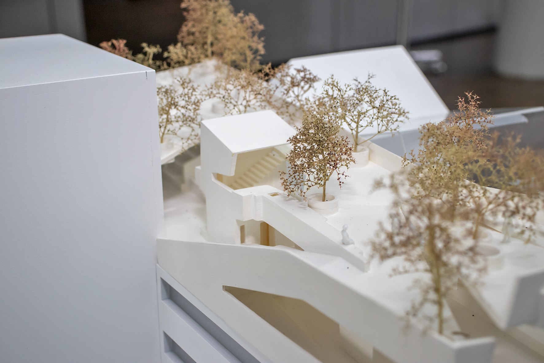 In einer magistratsinternen Arbeitsgruppe unter der Leitung von Dr. Walter Zimmeter (Amtsleiter Tiefbau) ist die Idee entstanden, einen multifunktional nutzbaren Pavillon in Leichtbauweise auf der Dachterrasse des Rathauses im 4. Stock zu errichten, der den MitarbeiterInnen im Stadtmagistrat in flexibel kombinierbaren Räumen für neue und alternative Formen der Zusammenarbeit und für unterschiedliche Veranstaltungsformate zur Verfügung stehen soll. Um dafür Ideen zu gewinnen, hat die Stadt Innsbruck in Kooperation mit der Universität Innsbruck (studio3) einen studentischen Architekturwettbewerb ausgeschrieben. Die PreisträgerInnen und Projektbegleiter haben kürzlich im Rathaus ihre eingereichten Projekte präsentiert. v.l.: Lena Steinig (Anerkennungspreis), Arch. DI Michael Pfleger, Valentina Kaserer (2. Platz), Bürgermeister Georg Willi, Edith Avanzini (1. Platz), DI Arch. Walter Prenner (Institut für experimentelle Architektur der Universität Innsbruck, ./ studio 3), Ömer Gürel (3. Platz) und Luca Pearse (Anerkennungspreis).