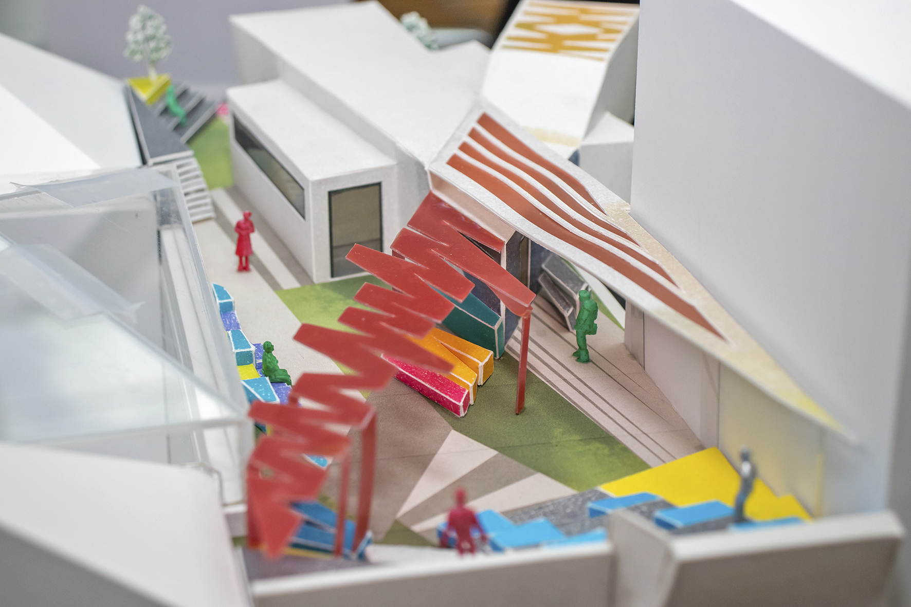 In einer magistratsinternen Arbeitsgruppe unter der Leitung von Dr. Walter Zimmeter (Amtsleiter Tiefbau) ist die Idee entstanden, einen multifunktional nutzbaren Pavillon in Leichtbauweise auf der Dachterrasse des Rathauses im 4. Stock zu errichten, der den MitarbeiterInnen im Stadtmagistrat in flexibel kombinierbaren Räumen für neue und alternative Formen der Zusammenarbeit und für unterschiedliche Veranstaltungsformate zur Verfügung stehen soll. Um dafür Ideen zu gewinnen, hat die Stadt Innsbruck in Kooperation mit der Universität Innsbruck (studio3) einen studentischen Architekturwettbewerb ausgeschrieben. Die PreisträgerInnen und Projektbegleiter haben kürzlich im Rathaus ihre eingereichten Projekte präsentiert. v.l.: Lena Steinig (Anerkennungspreis), Arch. DI Michael Pfleger, Valentina Kaserer (2. Platz), Bürgermeister Georg Willi, Edith Avanzini (1. Platz), DI Arch. Walter Prenner (Institut für experimentelle Architektur der Universität Innsbruck, ./ studio 3), Ömer Gürel (3. Platz) und Luca Pearse (Anerkennungspreis).